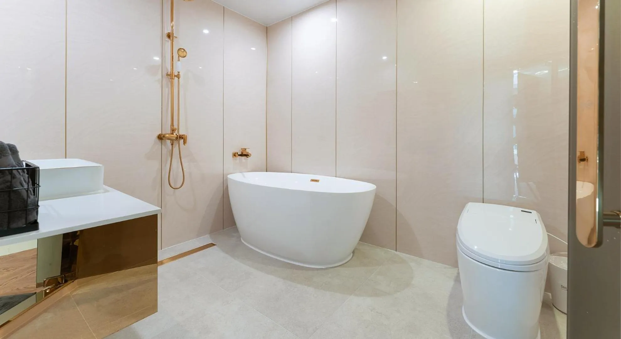 Shower in Denbasta forest Hotel