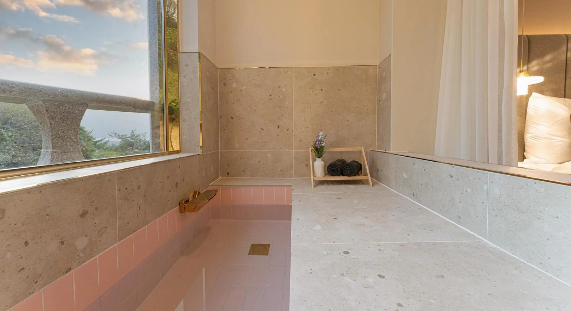 Hot Tub in Denbasta forest Hotel