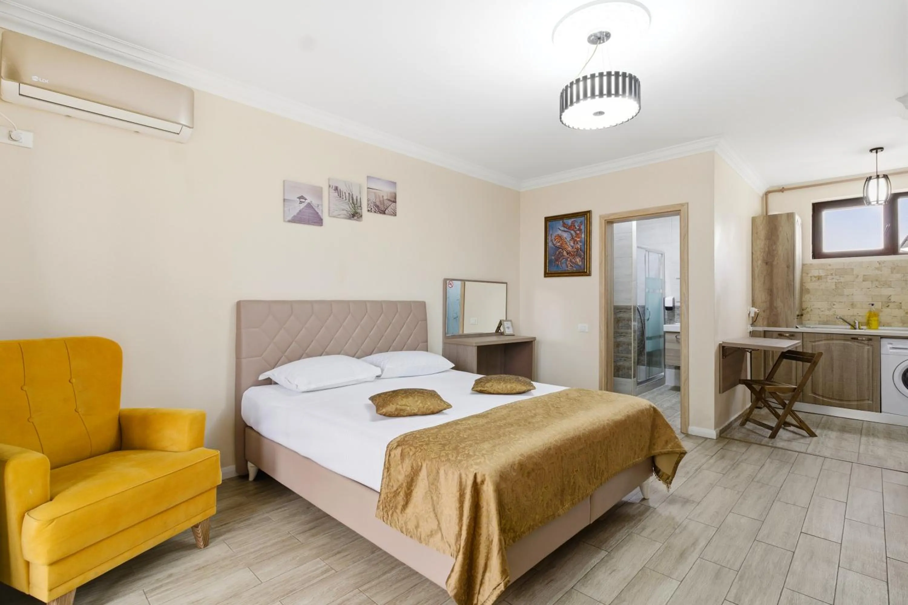 Bed in REYNA APART HOTEL