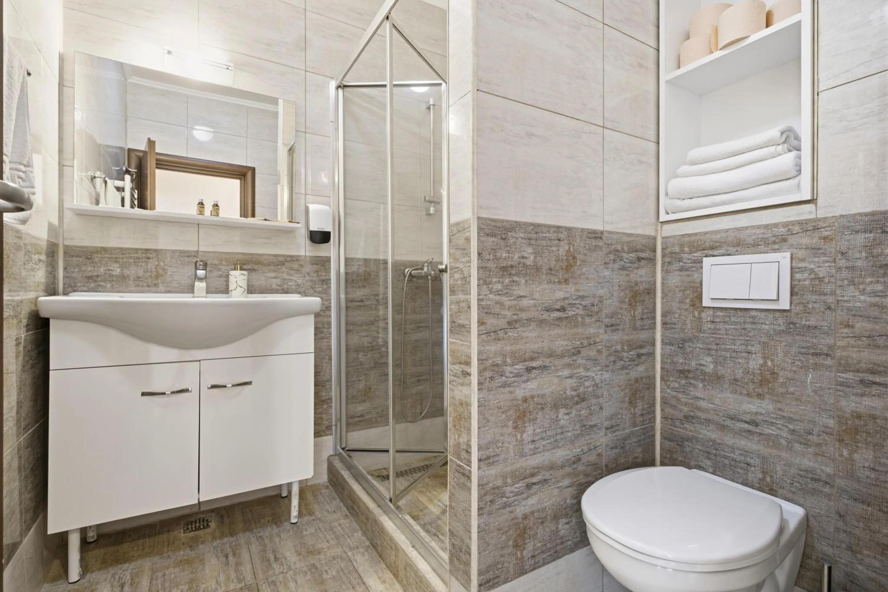 REYNA APART HOTEL
