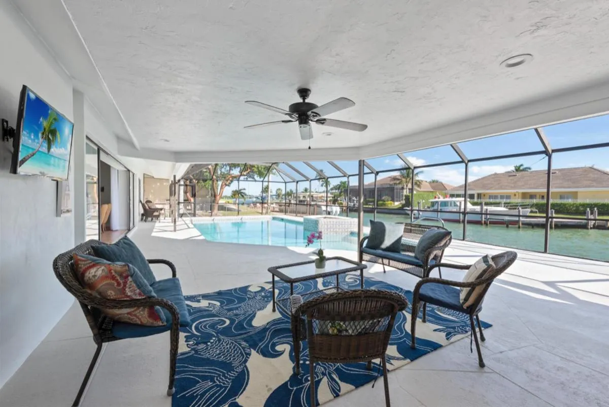 Lounge or bar in ELEVATED 955 - Spacious Family Riverfront home 4 Bedrooms