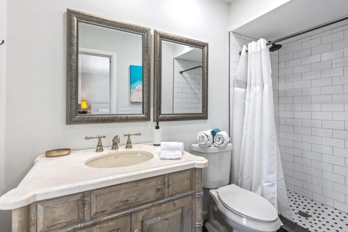 Bathroom in ELEVATED 955 - Spacious Family Riverfront home 4 Bedrooms