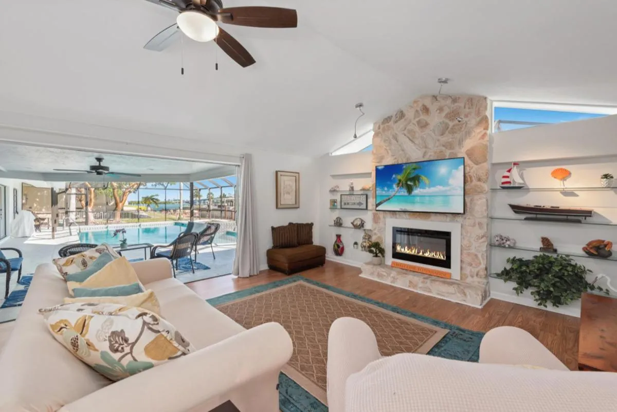 Living room in ELEVATED 955 - Spacious Family Riverfront home 4 Bedrooms