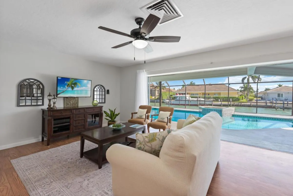 Living room in ELEVATED 955 - Spacious Family Riverfront home 4 Bedrooms