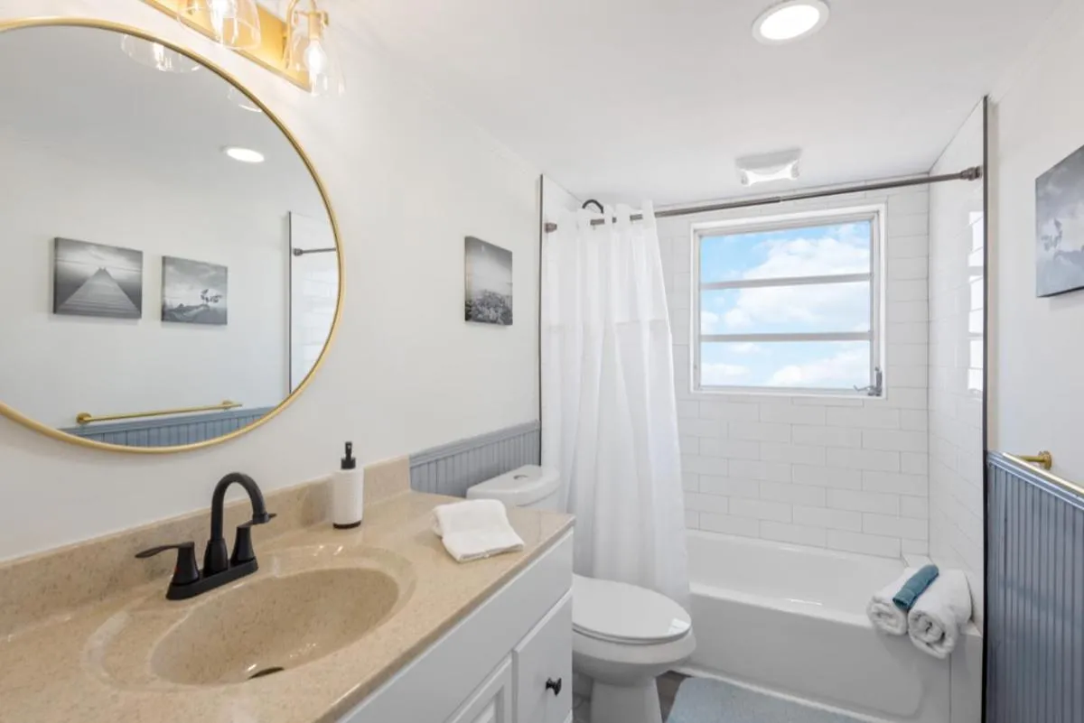 Bathroom in ELEVATED 955 - Spacious Family Riverfront home 4 Bedrooms
