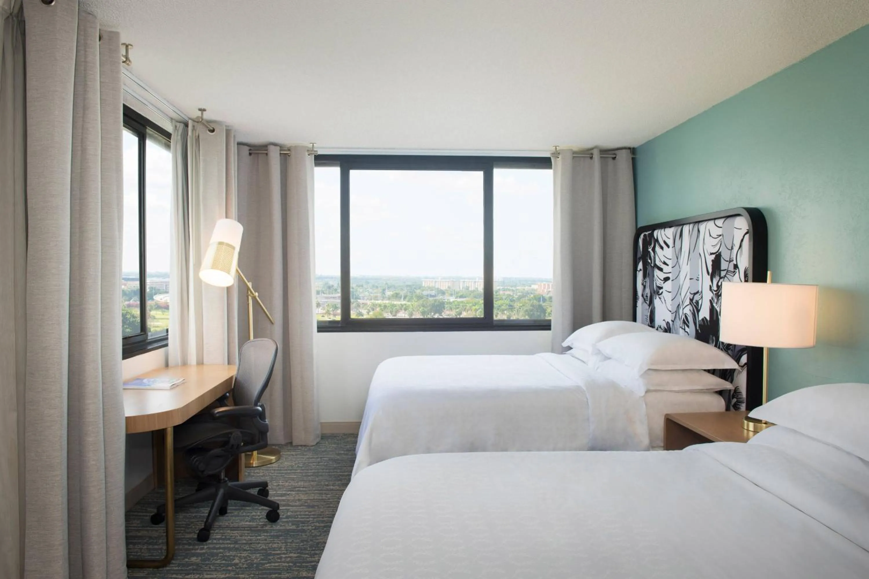 Photo of the whole room, Bed in Sheraton Miami Airport Hotel and Executive Meeting Center