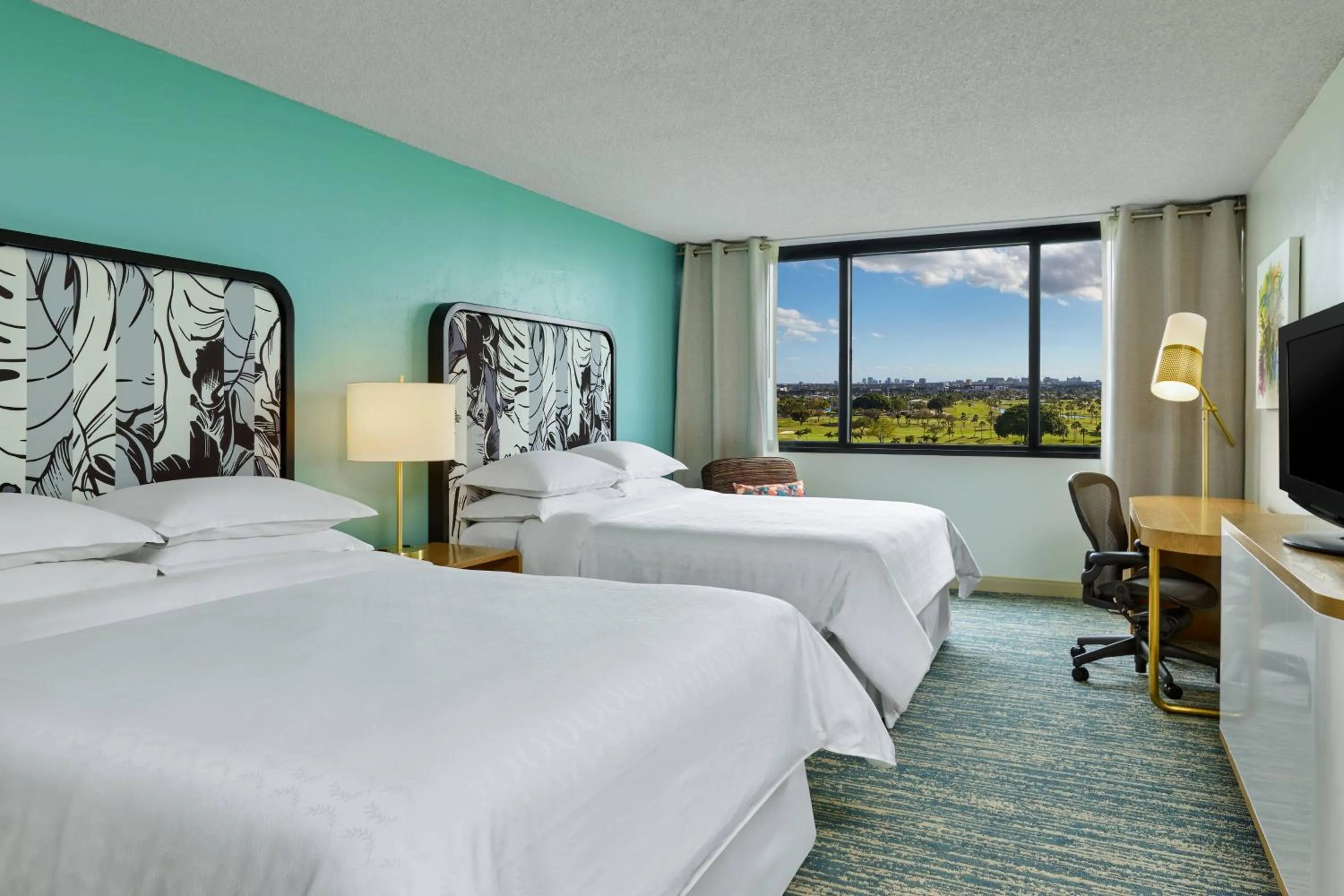 Photo of the whole room, Bed in Sheraton Miami Airport Hotel and Executive Meeting Center