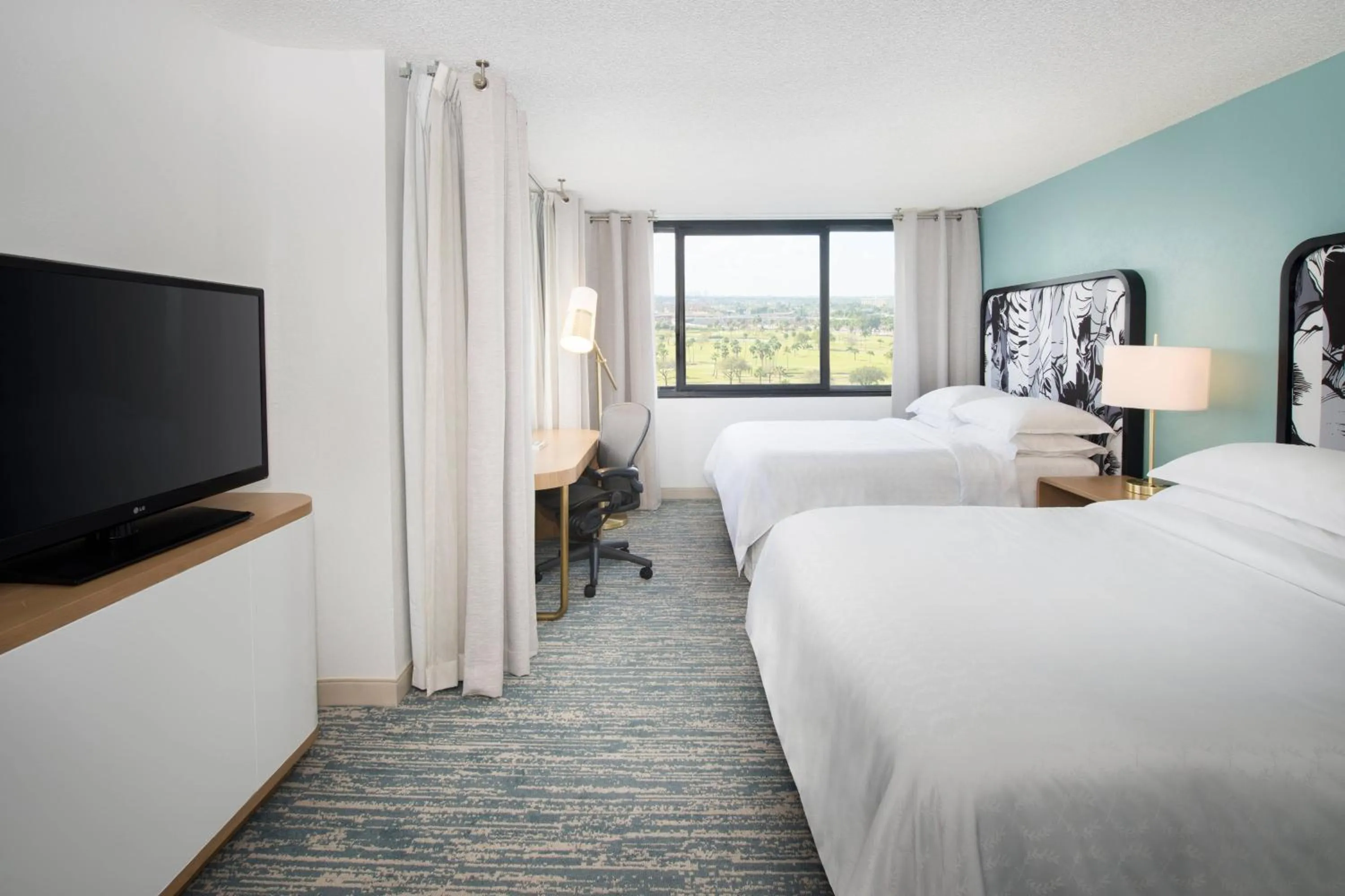 Photo of the whole room, Bed in Sheraton Miami Airport Hotel and Executive Meeting Center