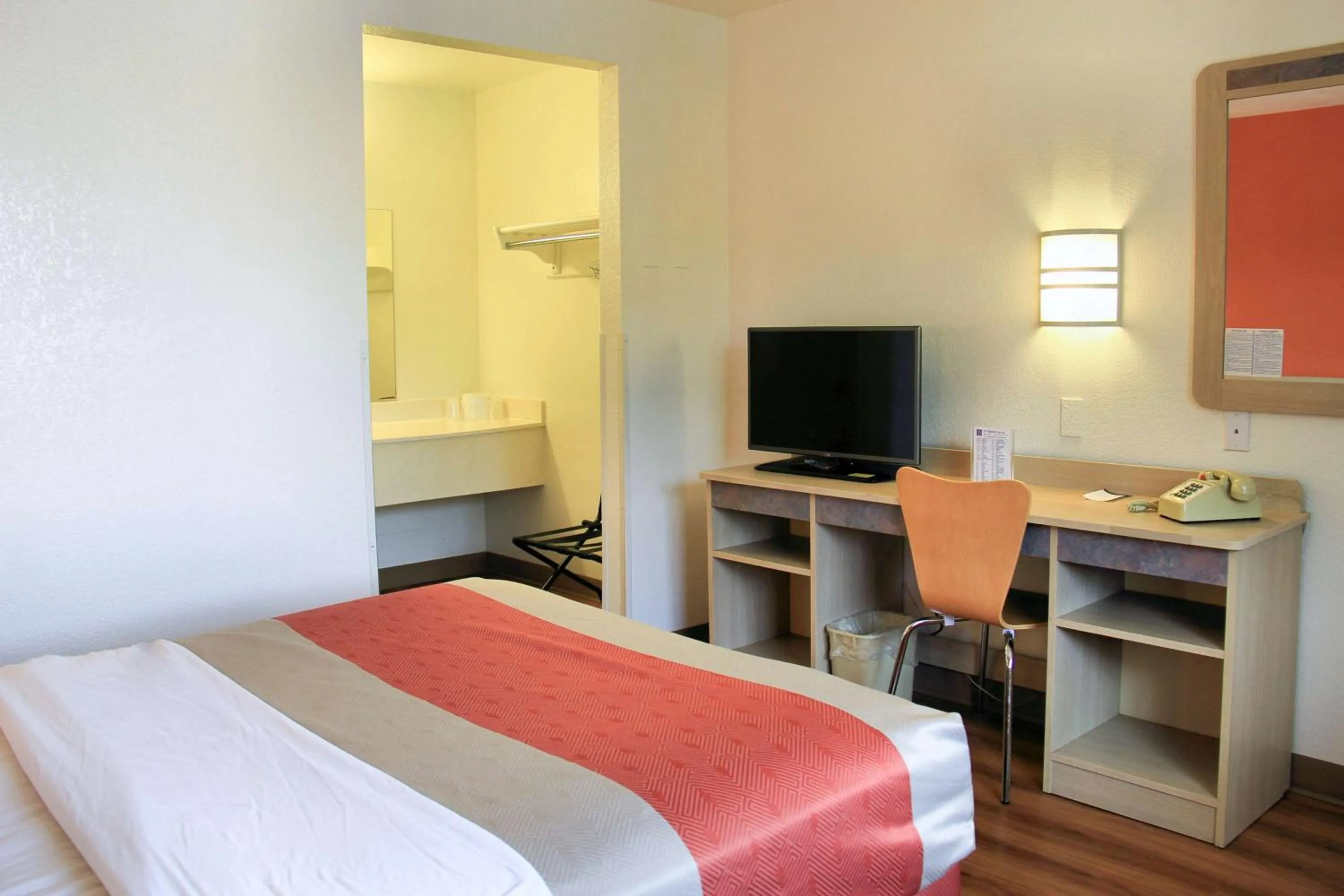 Photo of the whole room, Bed in Motel 6-Enfield, CT - Hartford