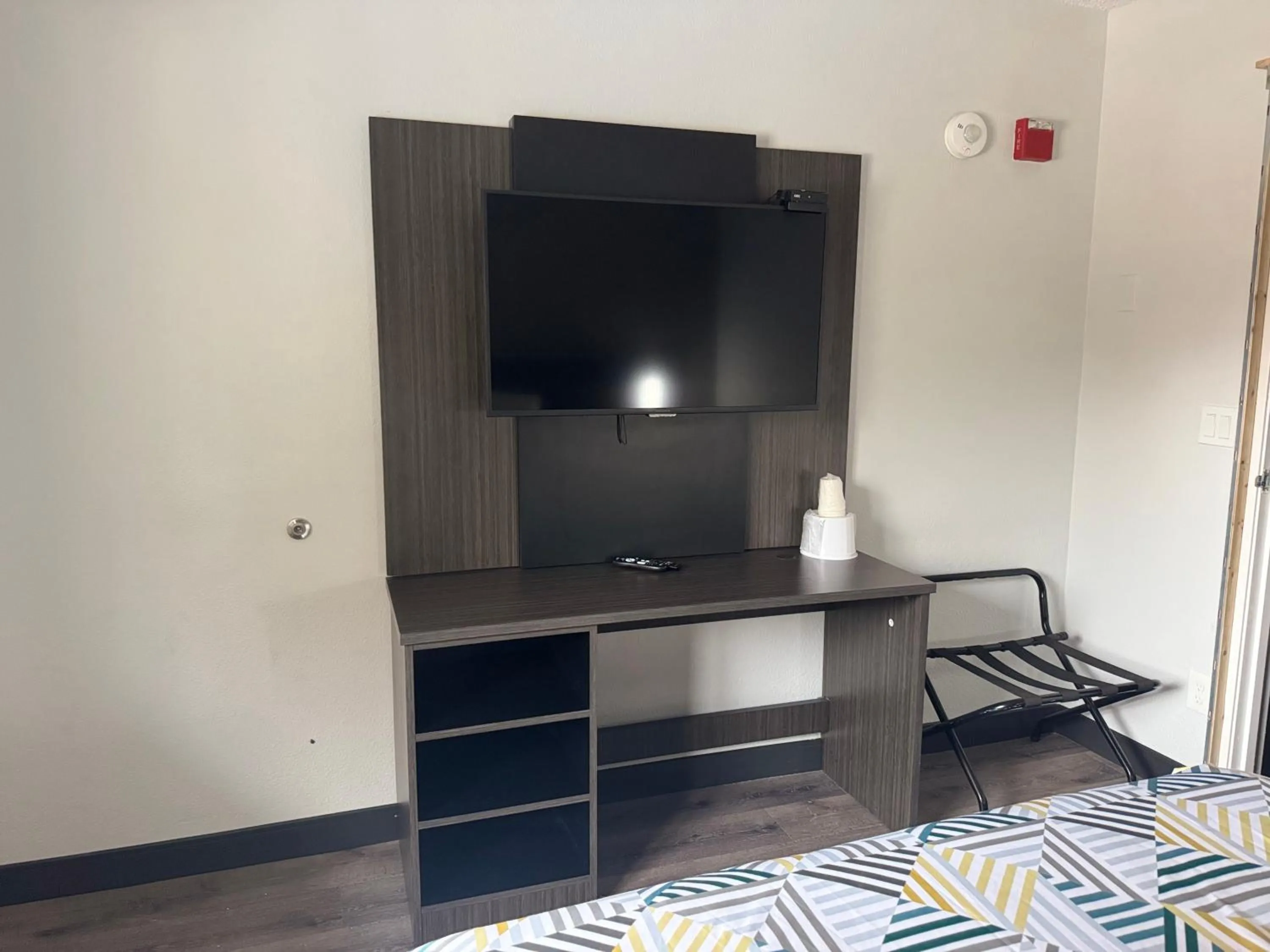 Bed in Motel 6-Enfield, CT - Hartford