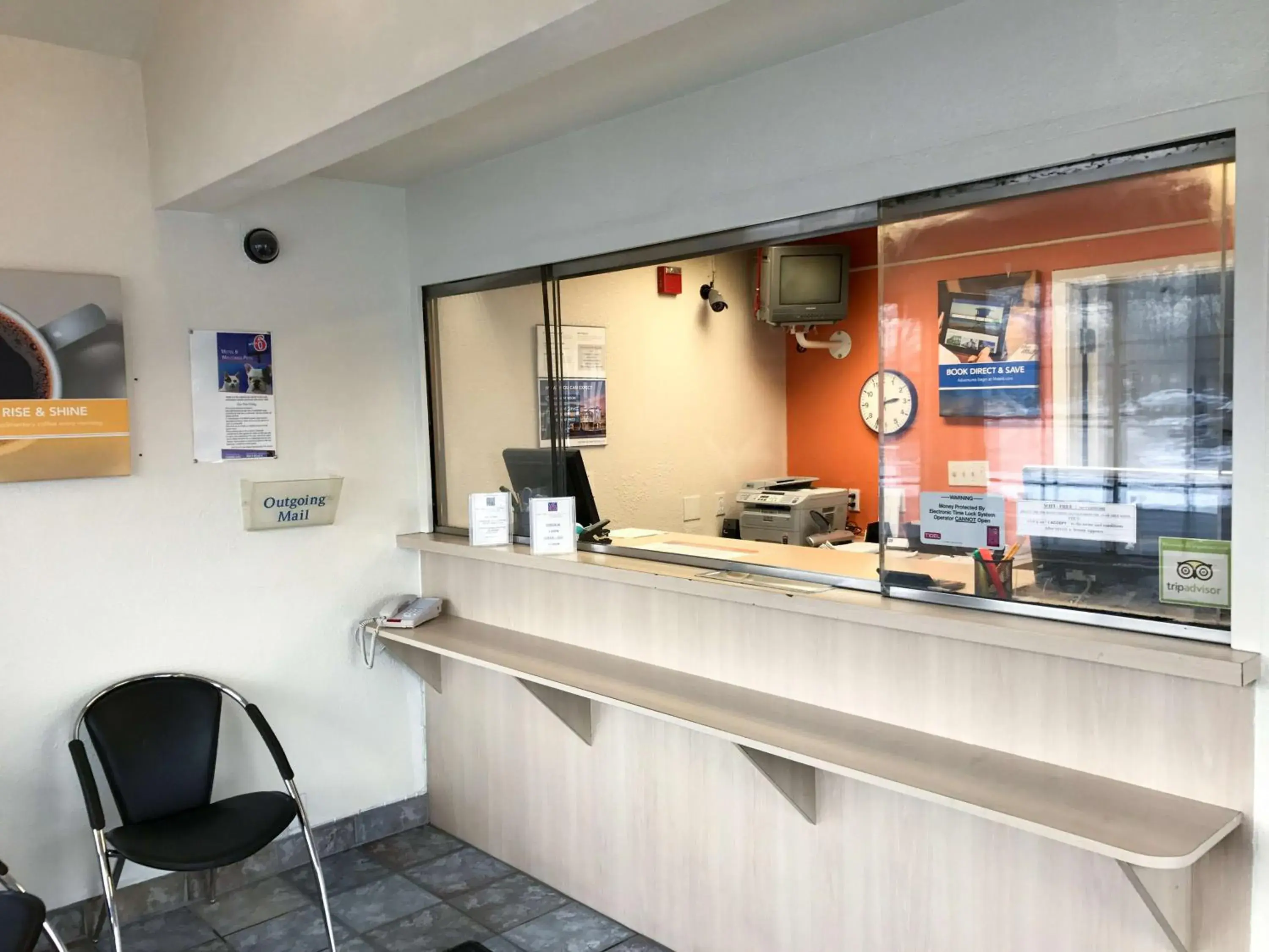 Lobby or reception in Motel 6-Enfield, CT - Hartford Lobby or reception in Motel 6-Enfield, CT - Hartford
