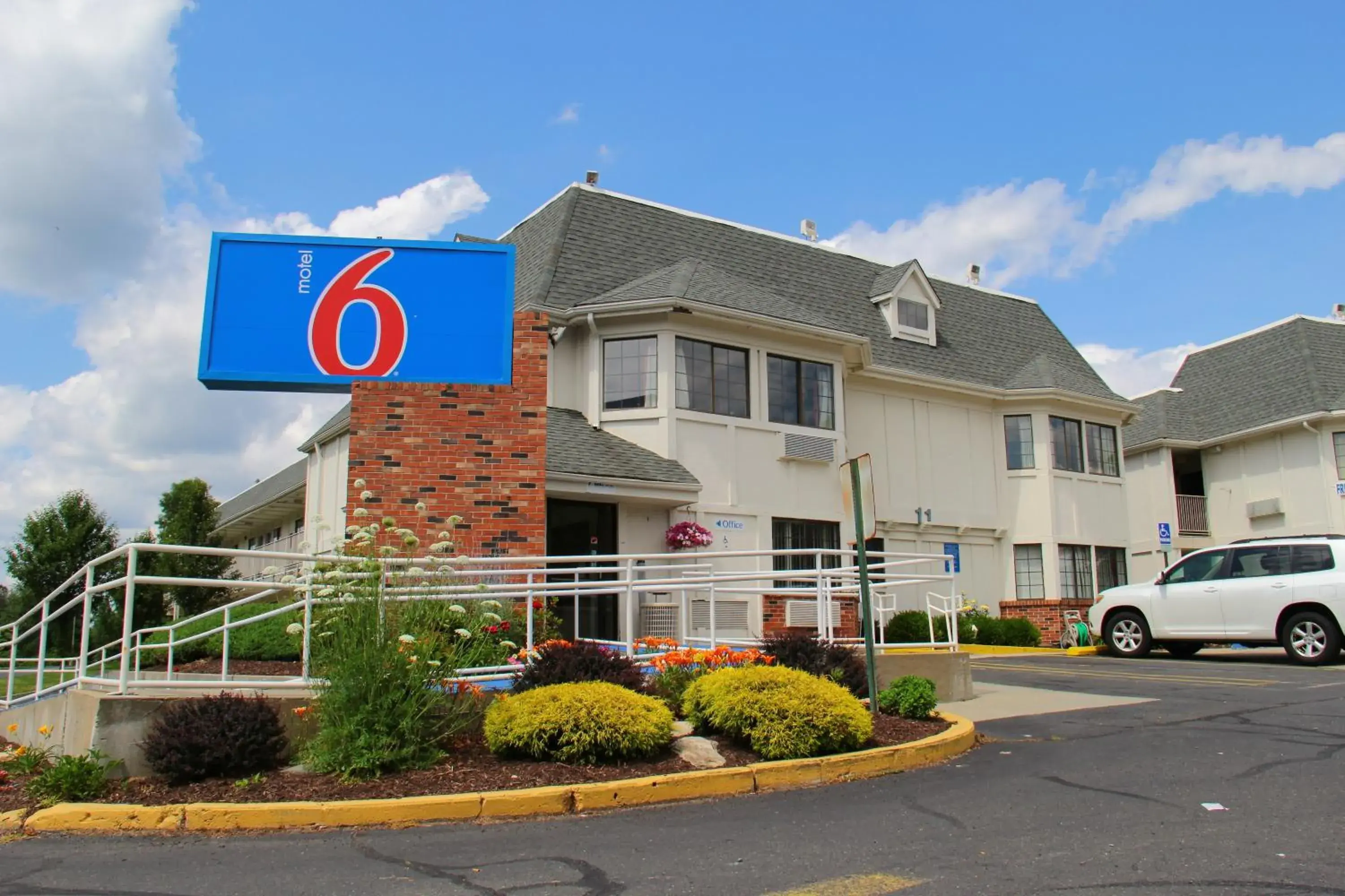 Property building in Motel 6-Enfield, CT - Hartford Property building in Motel 6-Enfield, CT - Hartford