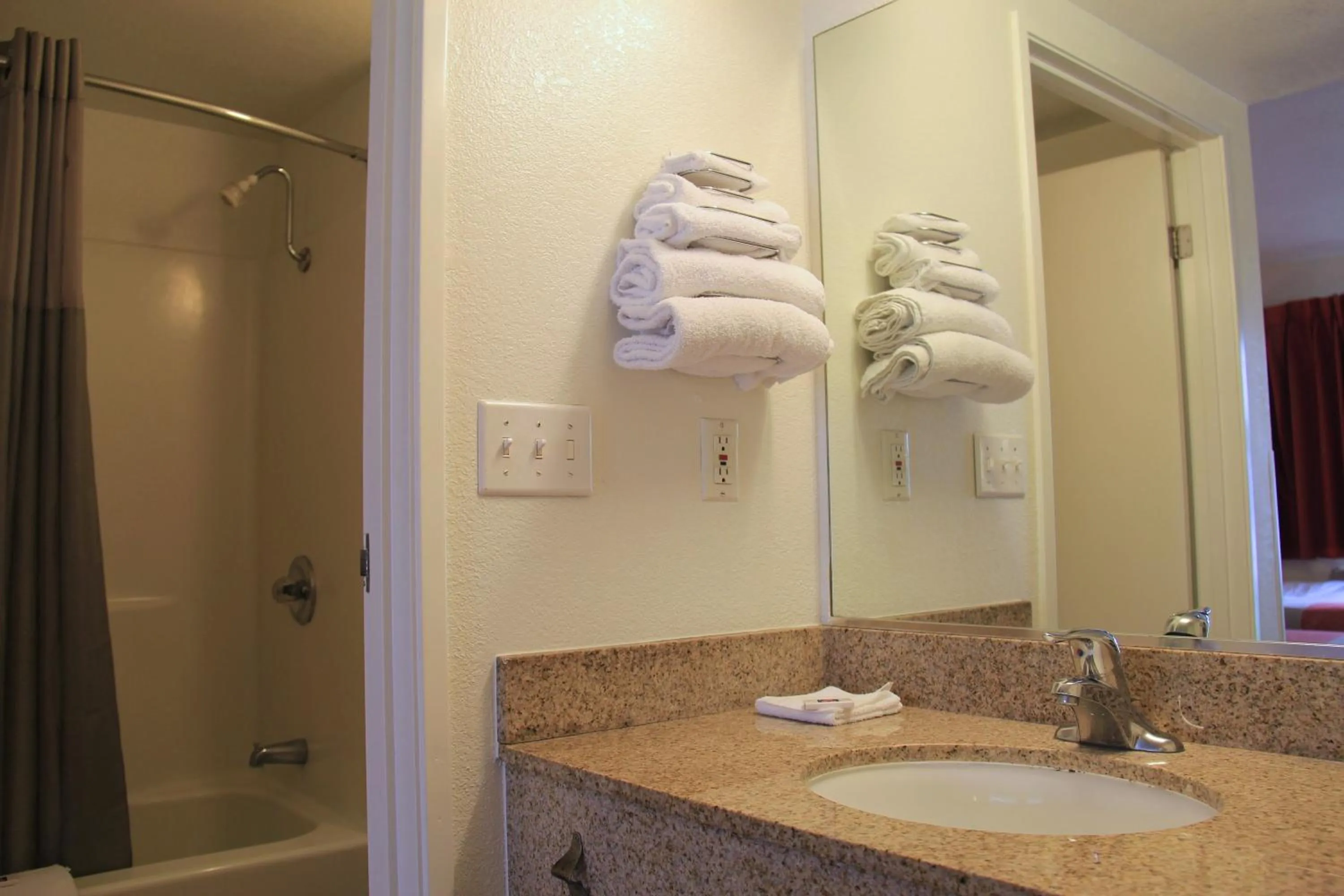 Queen Room - Smoking in Motel 6-Enfield, CT - Hartford