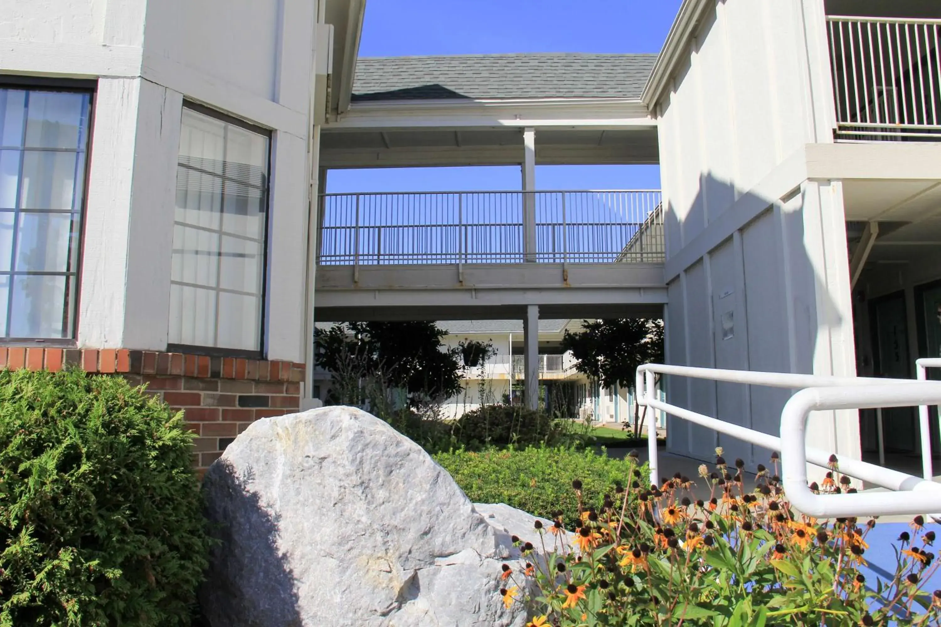 Property building in Motel 6-Enfield, CT - Hartford Property building in Motel 6-Enfield, CT - Hartford