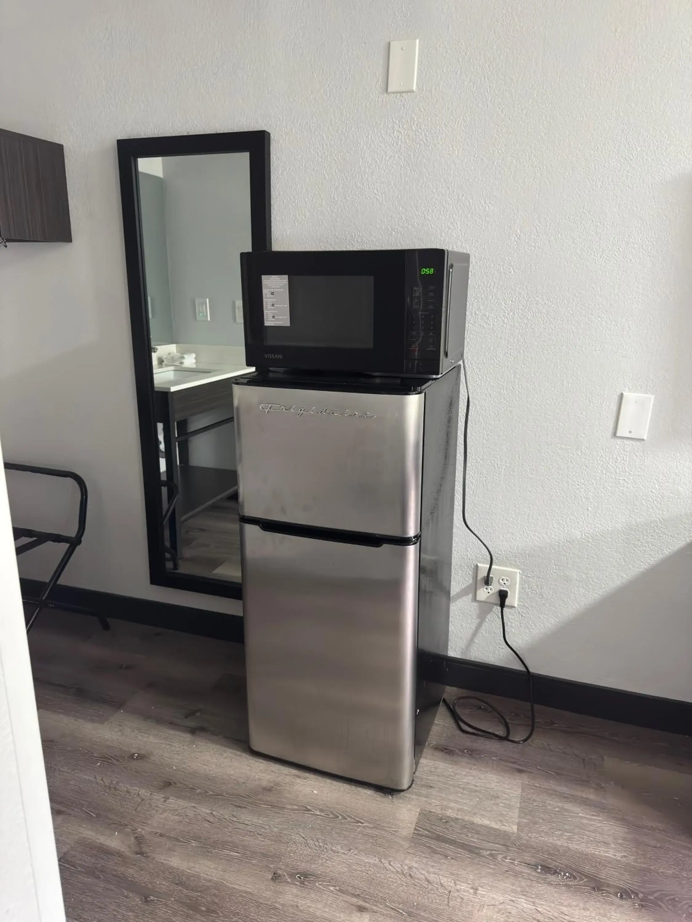 King Room - single occupancy - Non-Smoking in Motel 6-Enfield, CT - Hartford King Room - single occupancy - Non-Smoking in Motel 6-Enfield, CT - Hartford