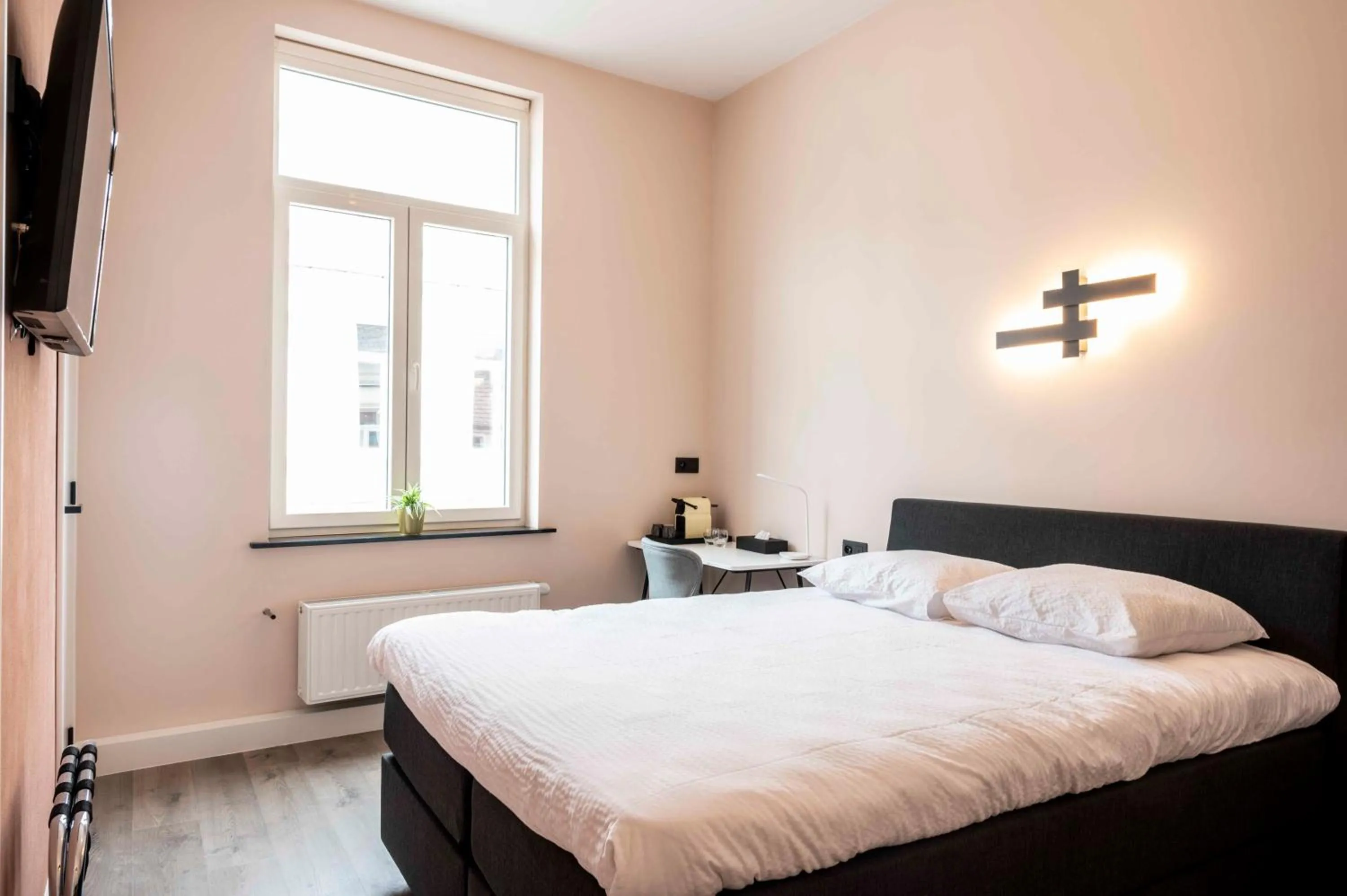 Photo of the whole room, Bed in L'ARTiste