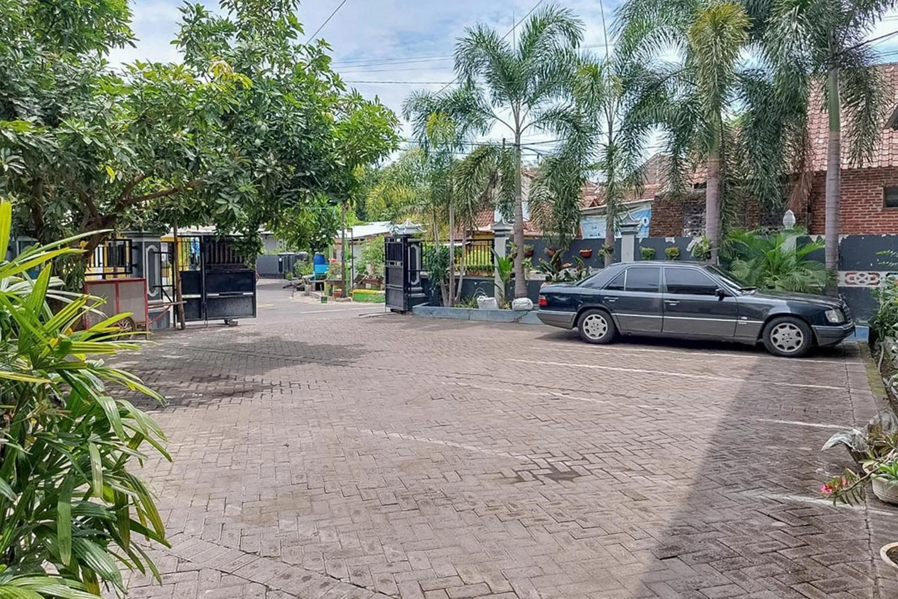 Parking in Icha Homestay near Terminal Purabaya Madiun