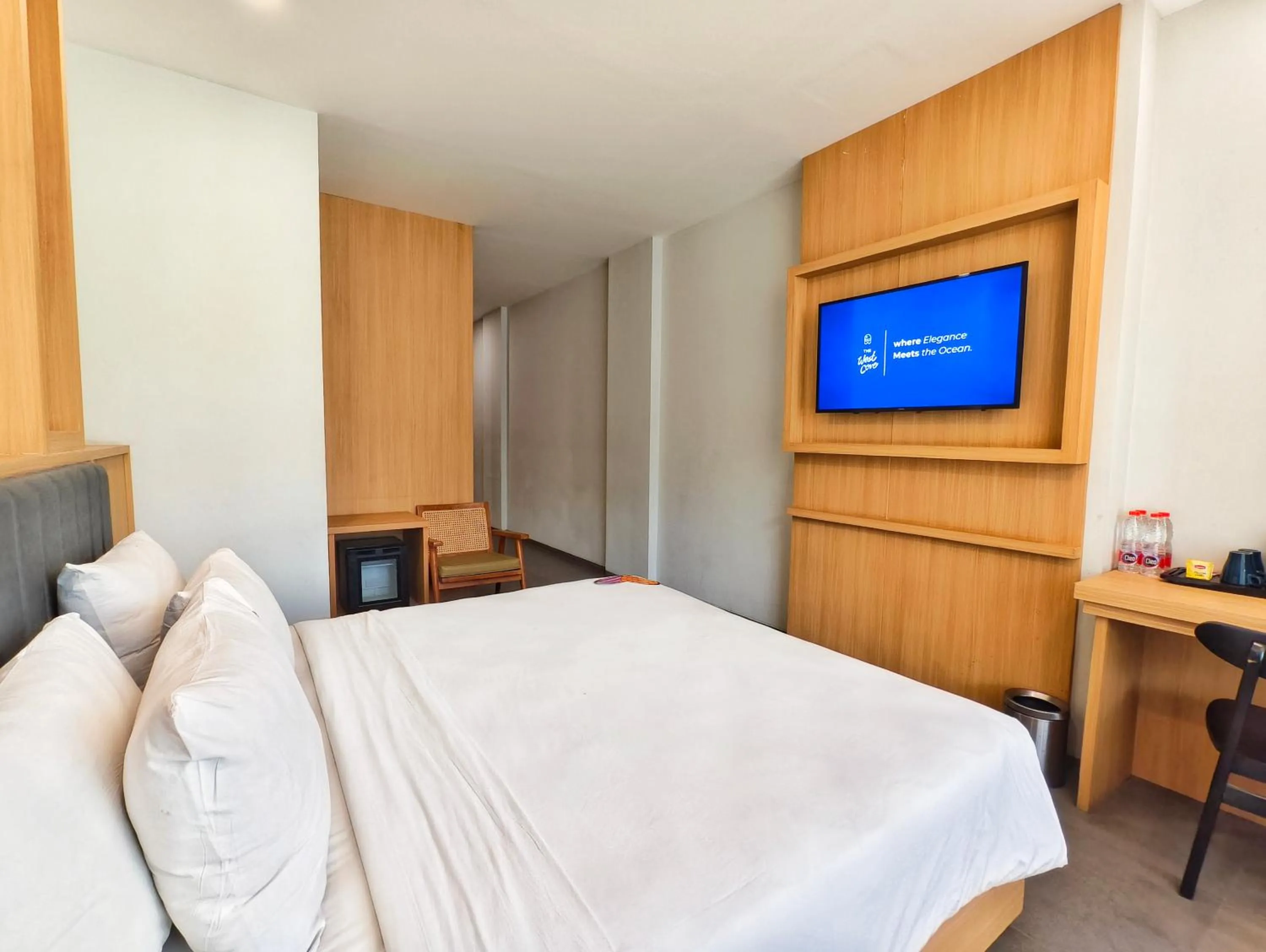 Bedroom, Bed in The West Cove Hotel