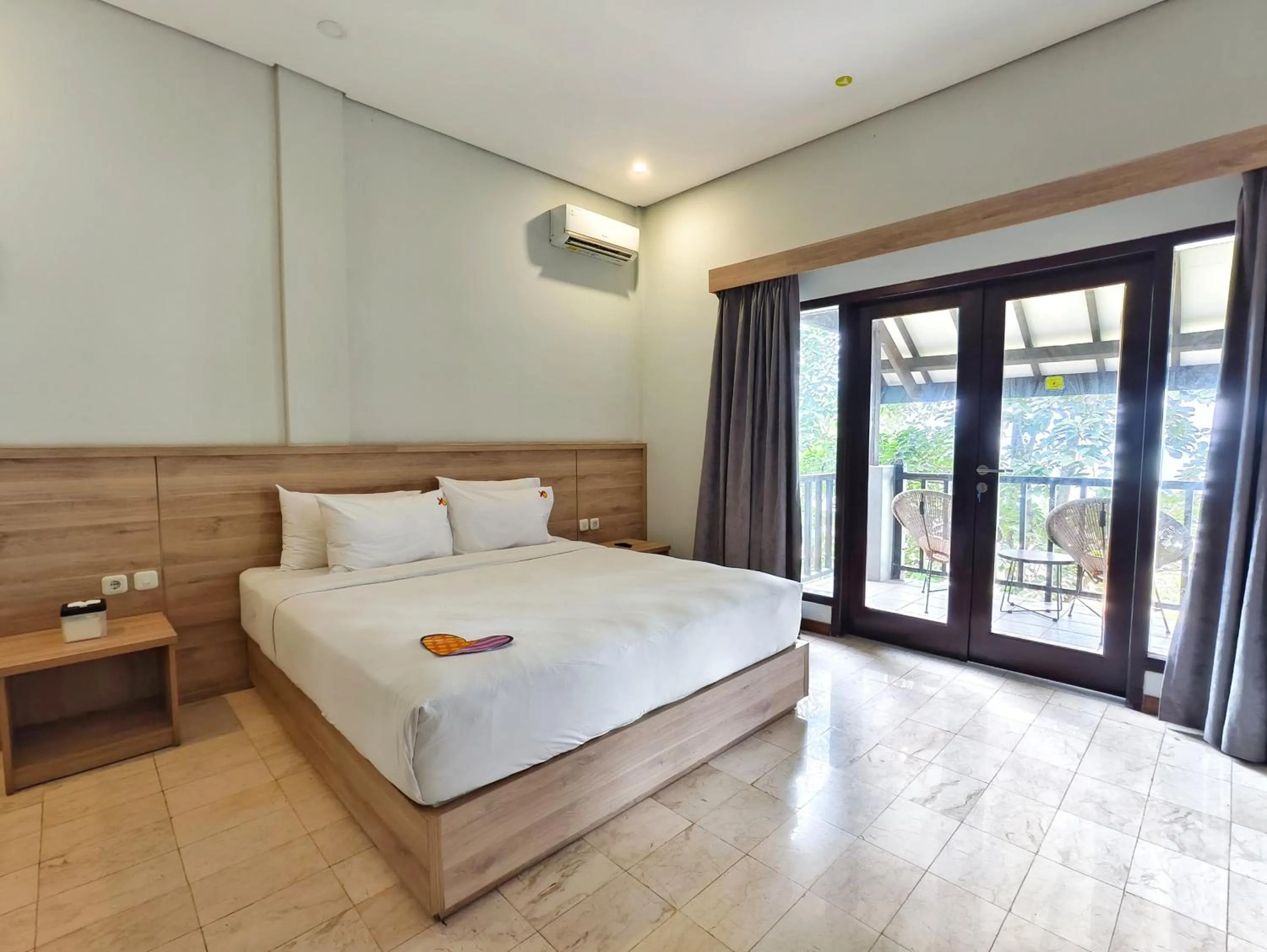 Bedroom, Bed in The West Cove Hotel