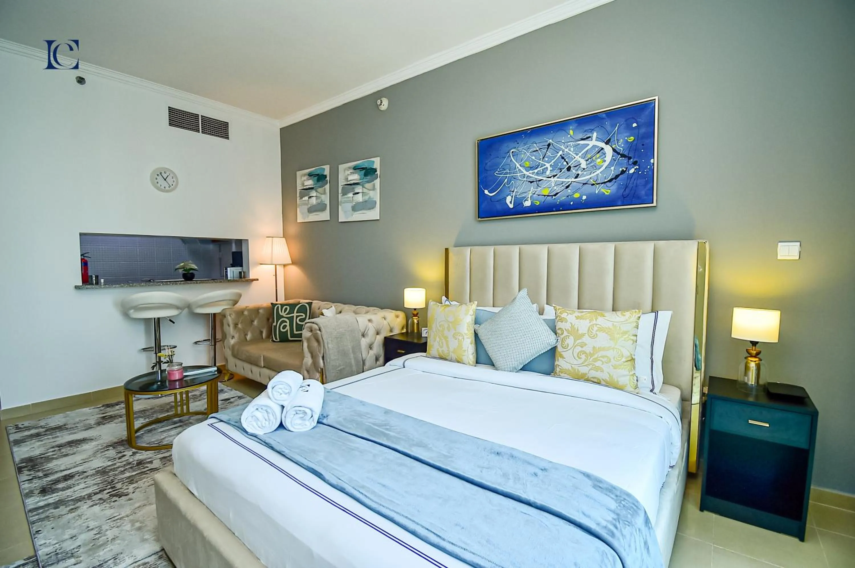 Communal lounge/ TV room, Bed in Luxury Escapes - New Lake View Studio in JLT - near Metro