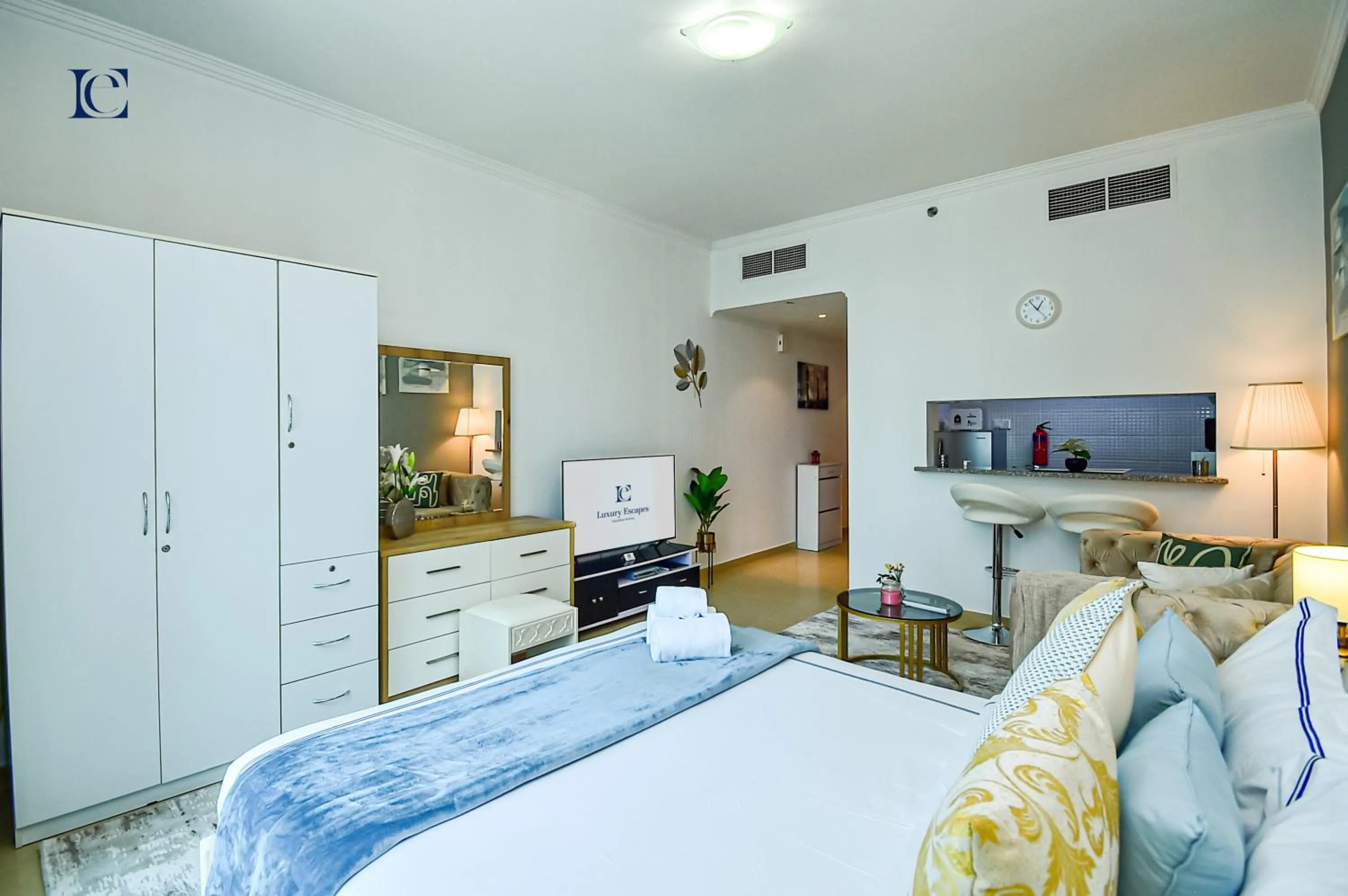 Bed in Luxury Escapes - New Lake View Studio in JLT - near Metro