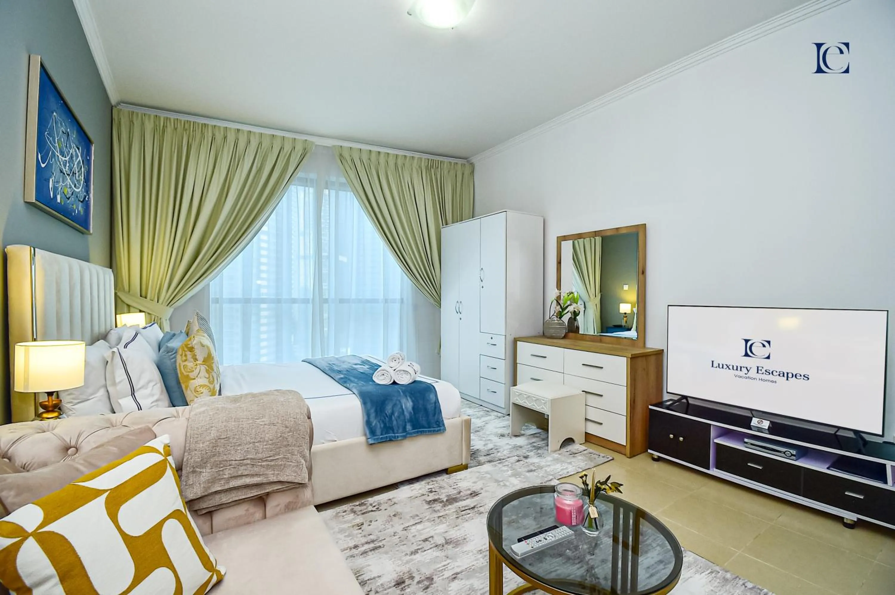 Communal lounge/ TV room, Bed in Luxury Escapes - New Lake View Studio in JLT - near Metro