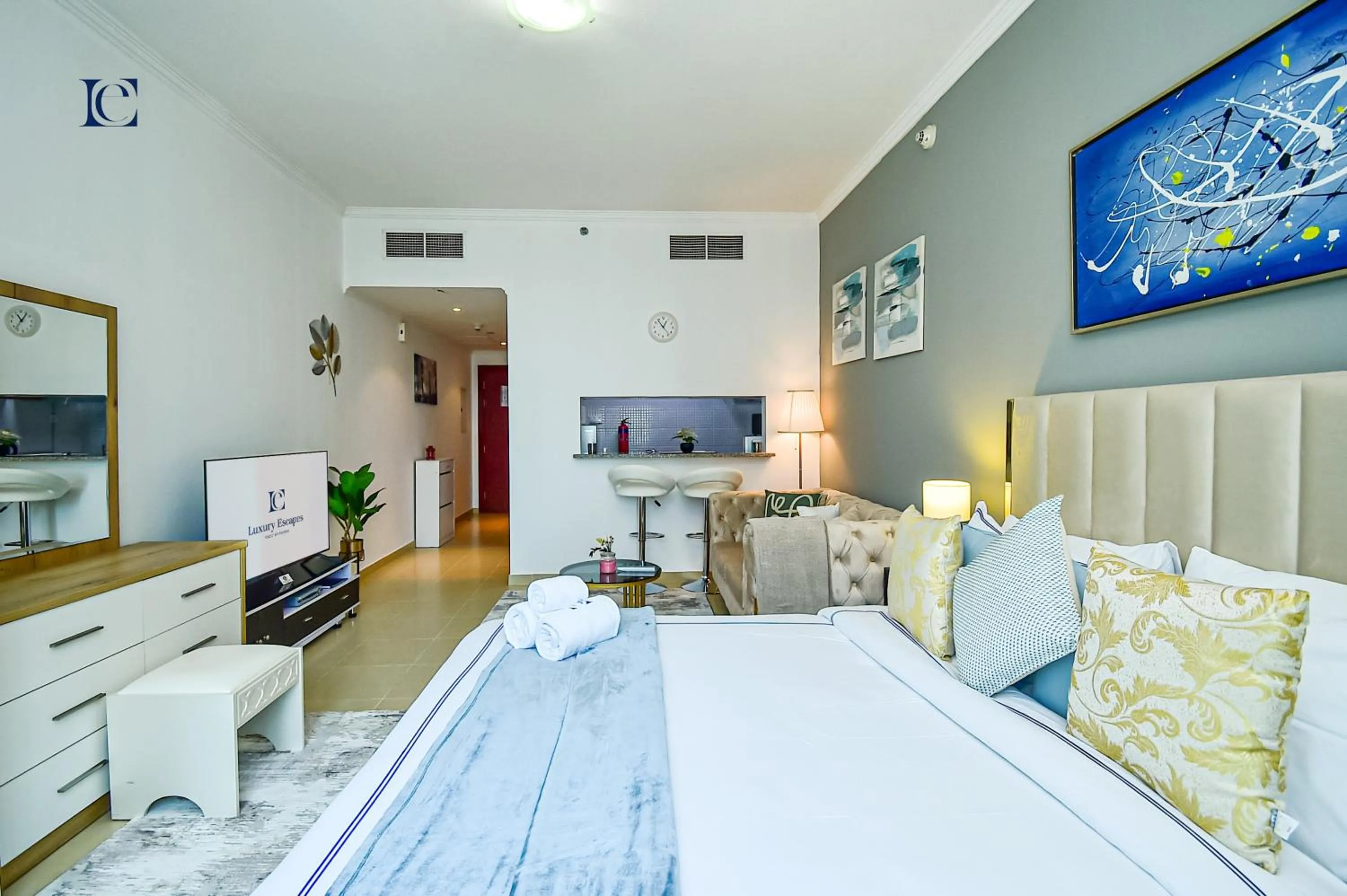 Communal lounge/ TV room, Bed in Luxury Escapes - New Lake View Studio in JLT - near Metro