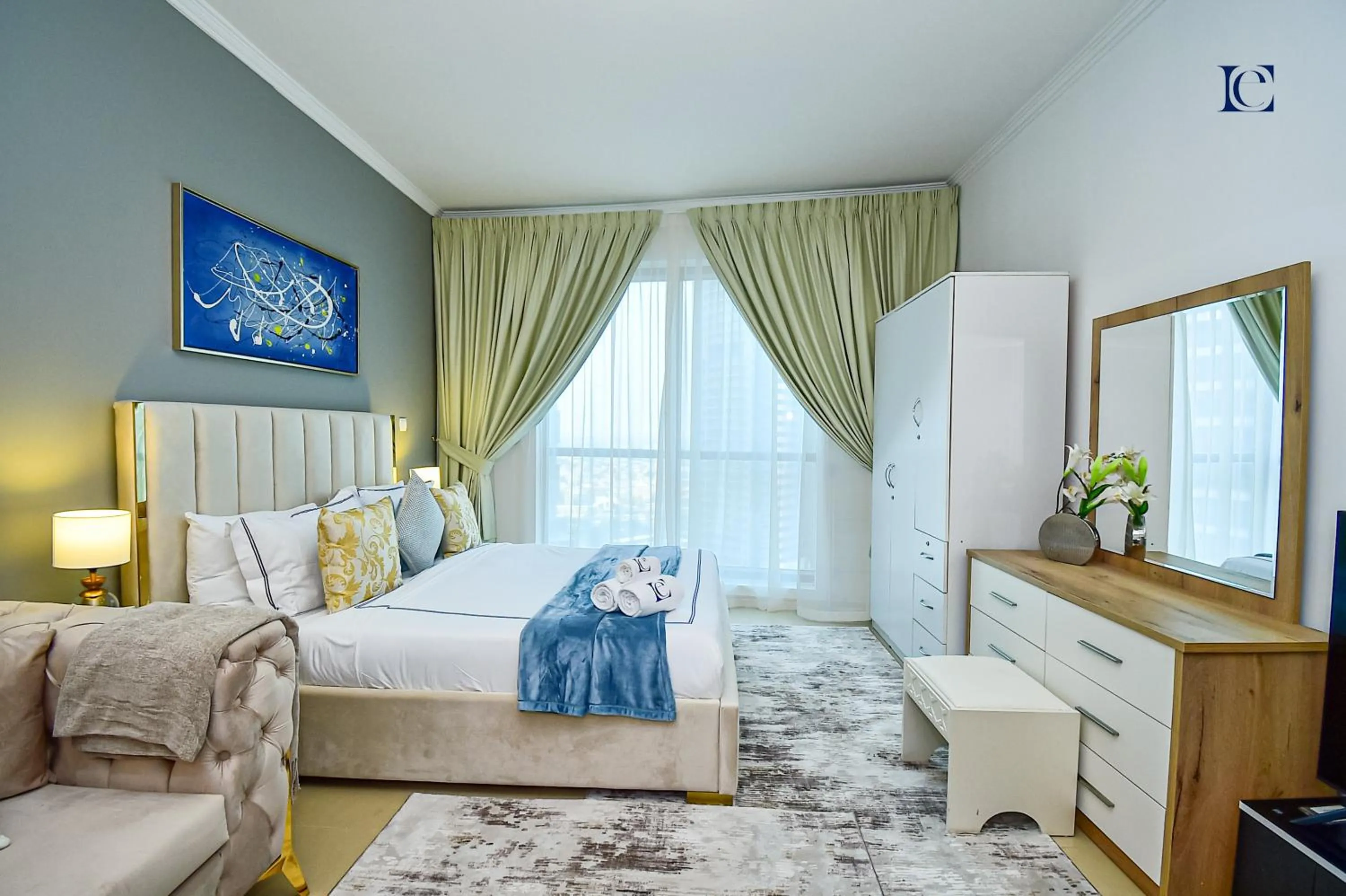 Bed in Luxury Escapes - New Lake View Studio in JLT - near Metro