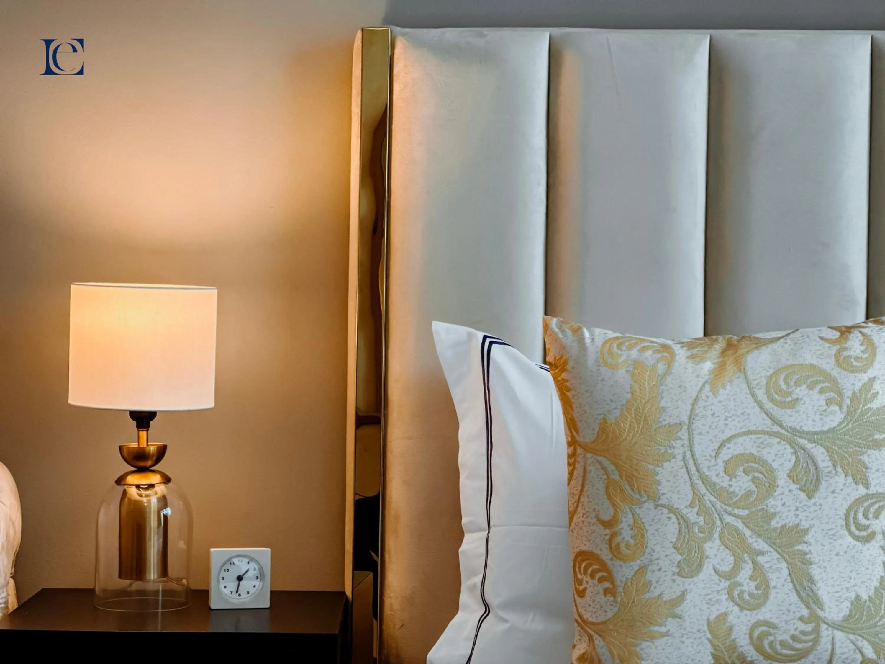 Bed in Luxury Escapes - New Lake View Studio in JLT - near Metro