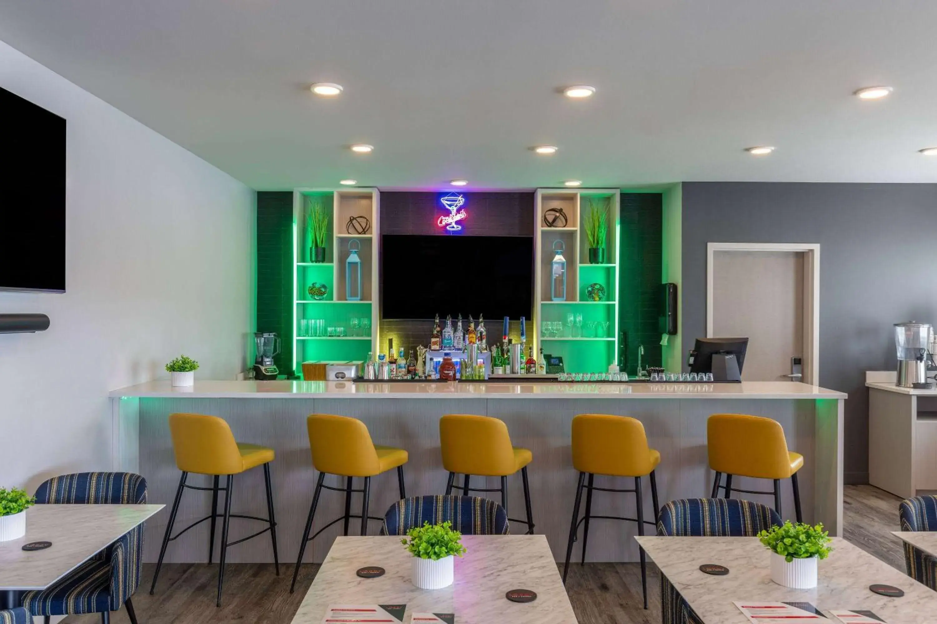 Lounge or bar in Microtel Inn & Suites Dorval QC Lounge or bar in Microtel Inn & Suites Dorval QC