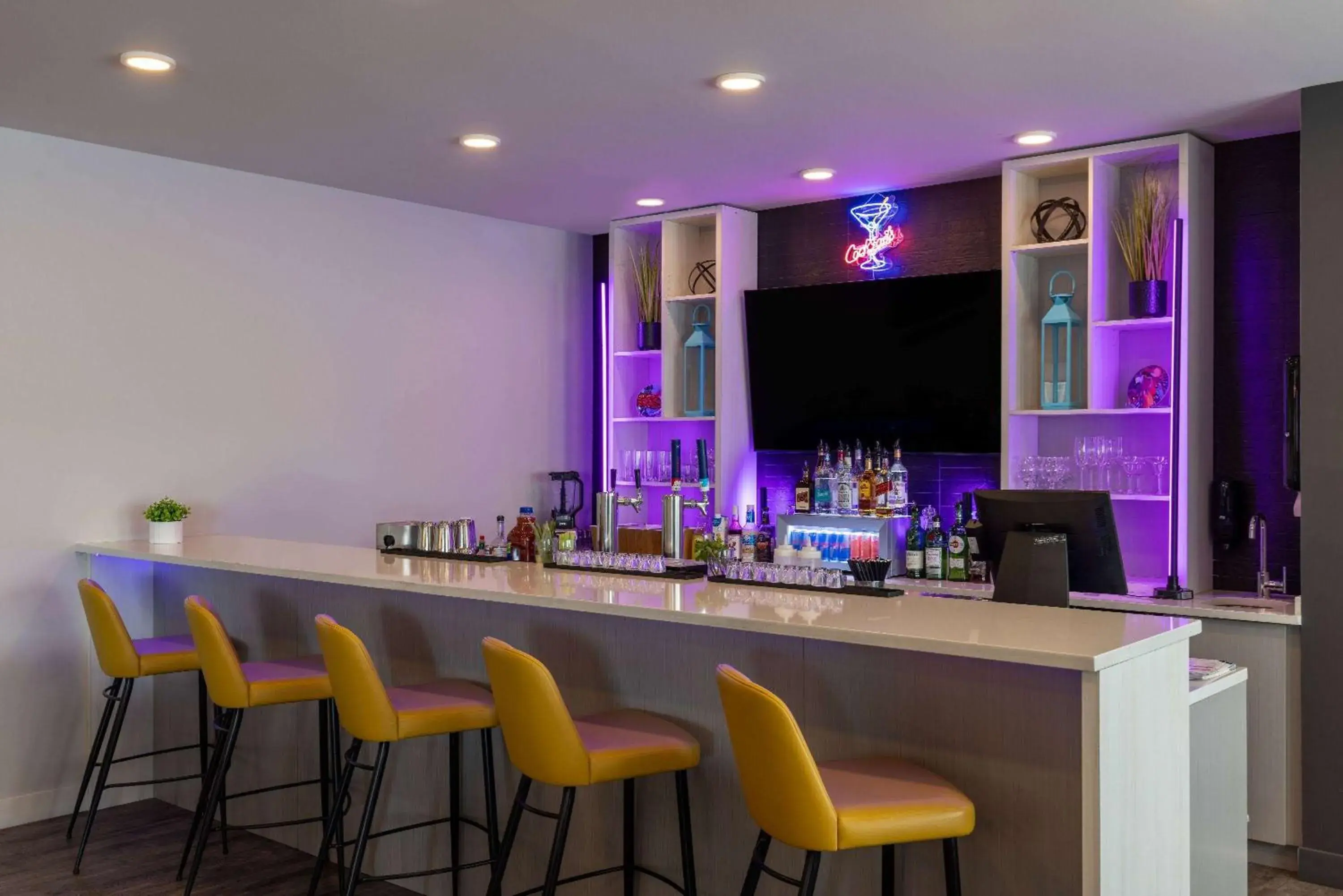 Lounge or bar in Microtel Inn & Suites Dorval QC Lounge or bar in Microtel Inn & Suites Dorval QC