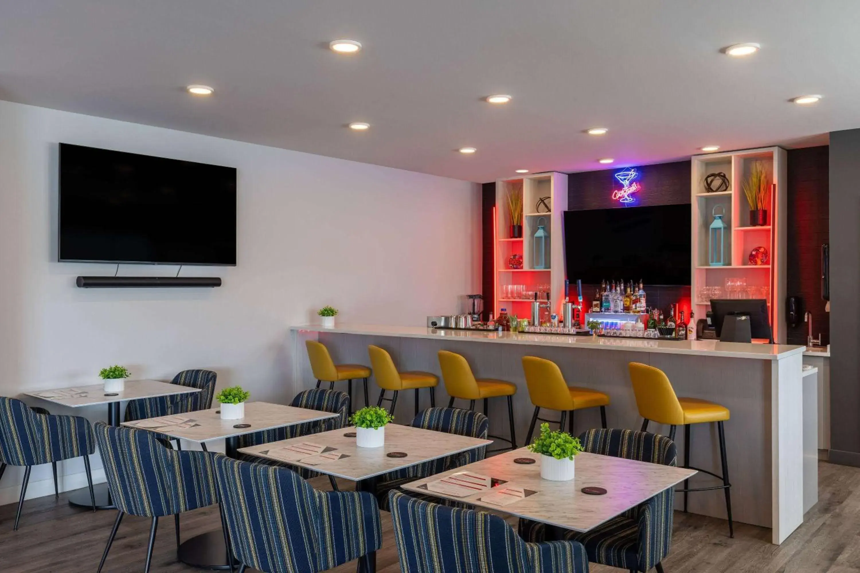 Lounge or bar in Microtel Inn & Suites Dorval QC Lounge or bar in Microtel Inn & Suites Dorval QC