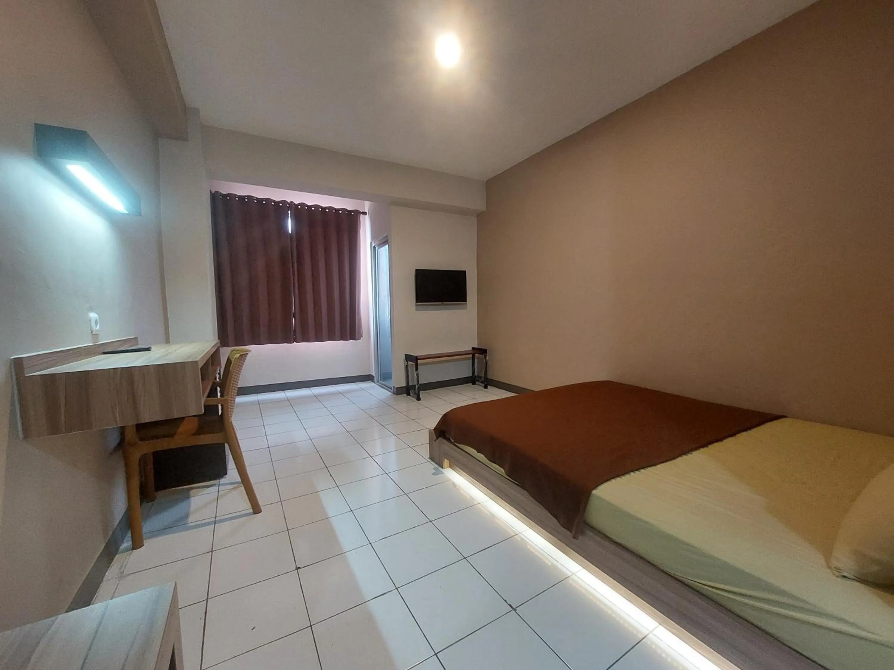 Bedroom, Bed in Emerald Apartel