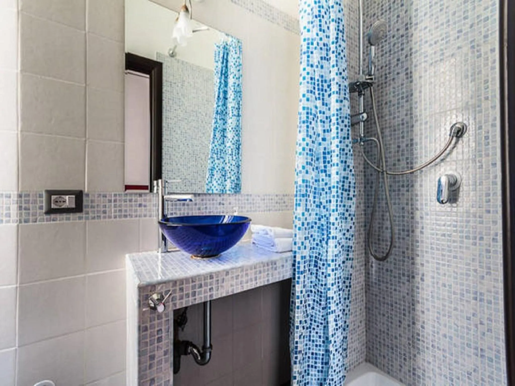 Bathroom in La Lupa in Trastevere