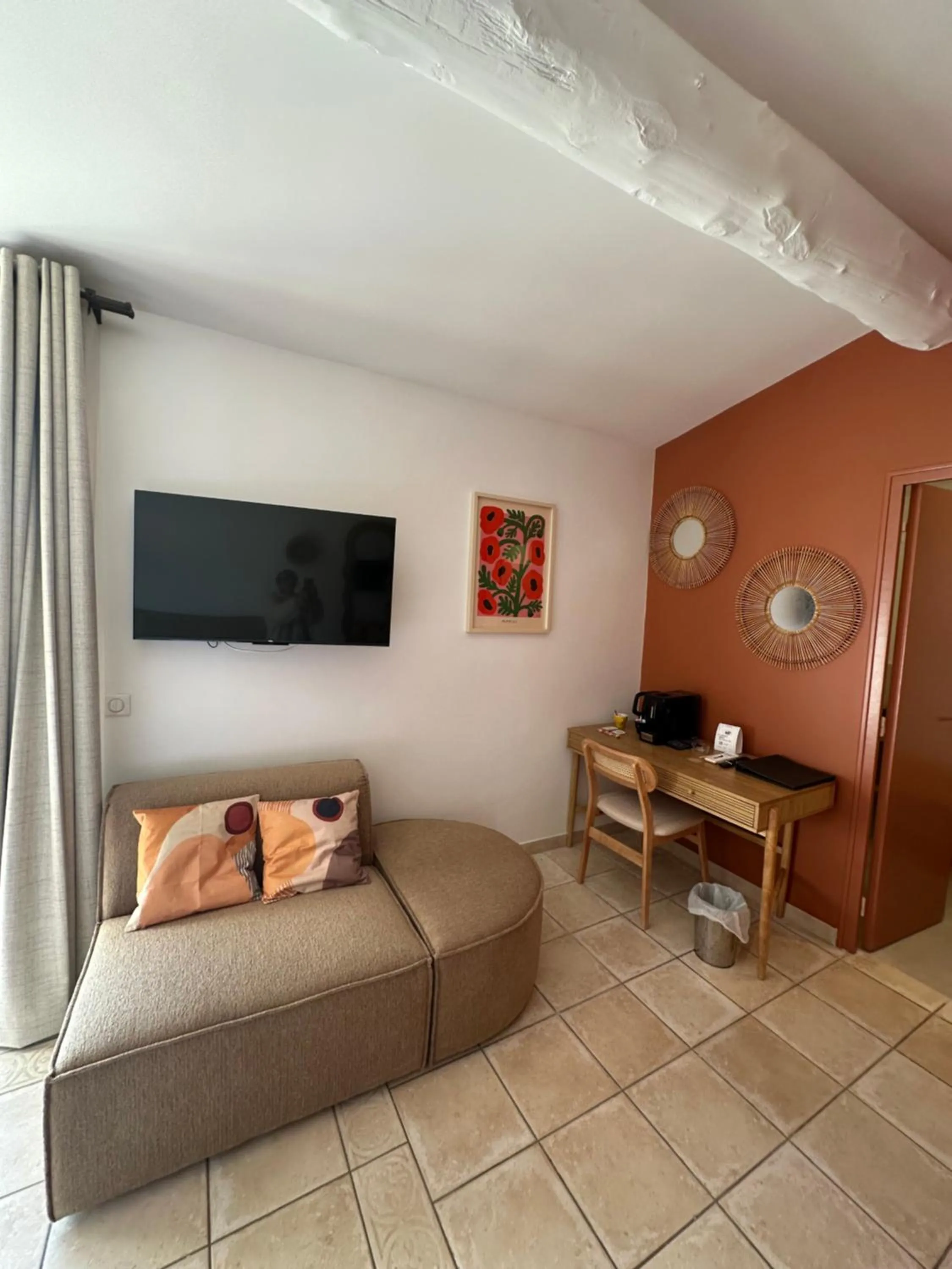 TV and multimedia in Mas des Romarins, The Originals Relais