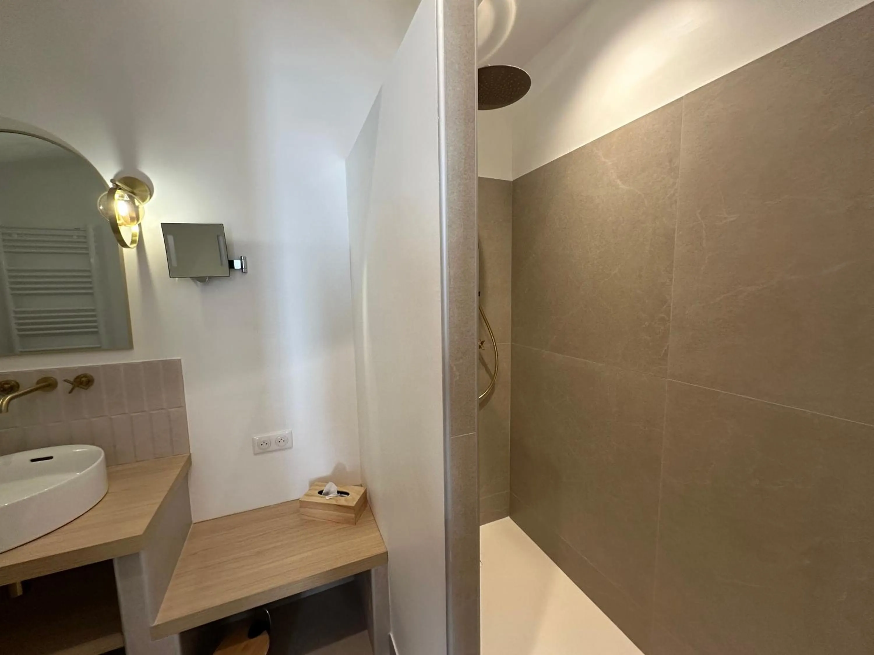 Shower in Mas des Romarins, The Originals Relais