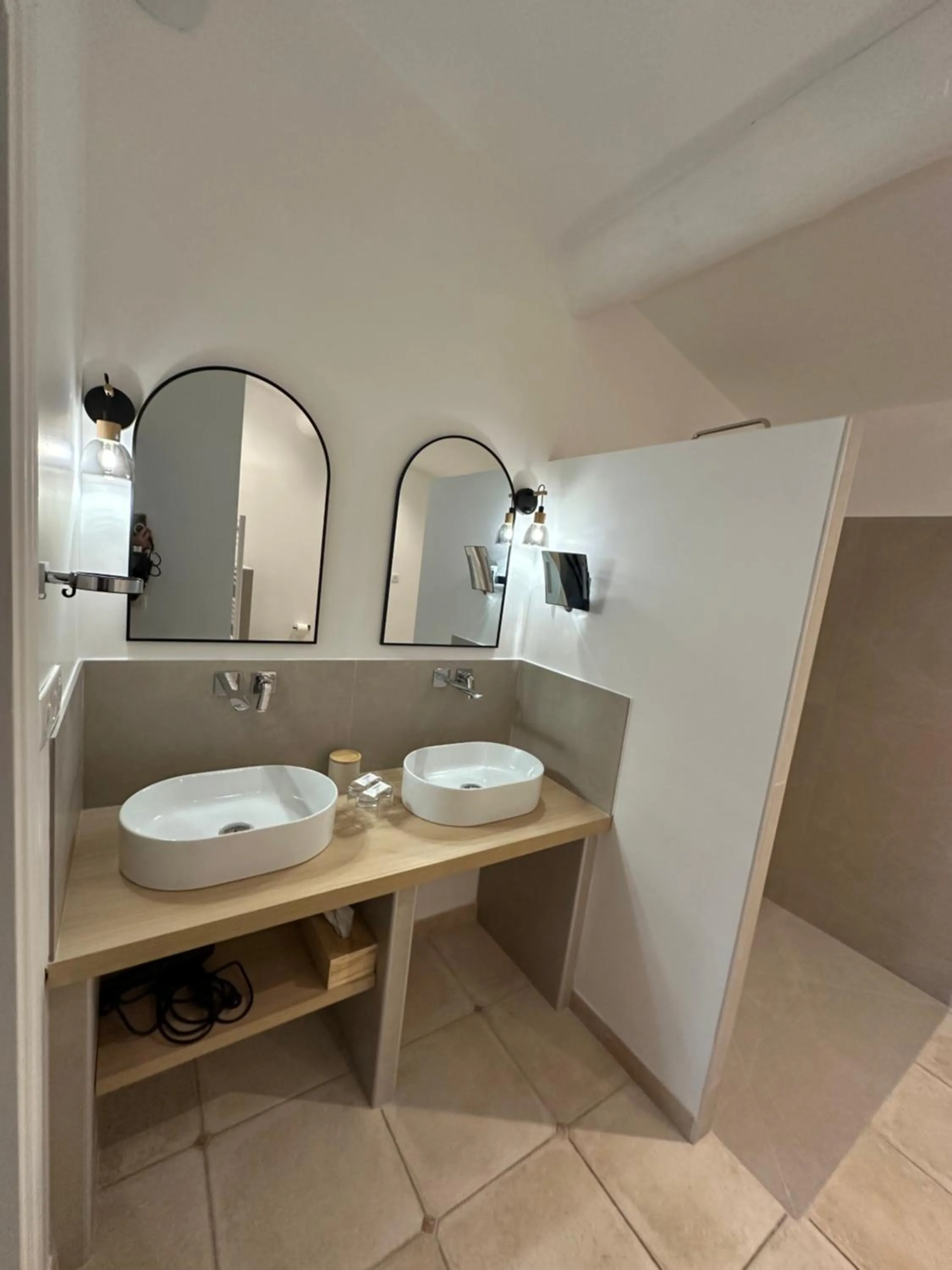 Toilet in Mas des Romarins, The Originals Relais