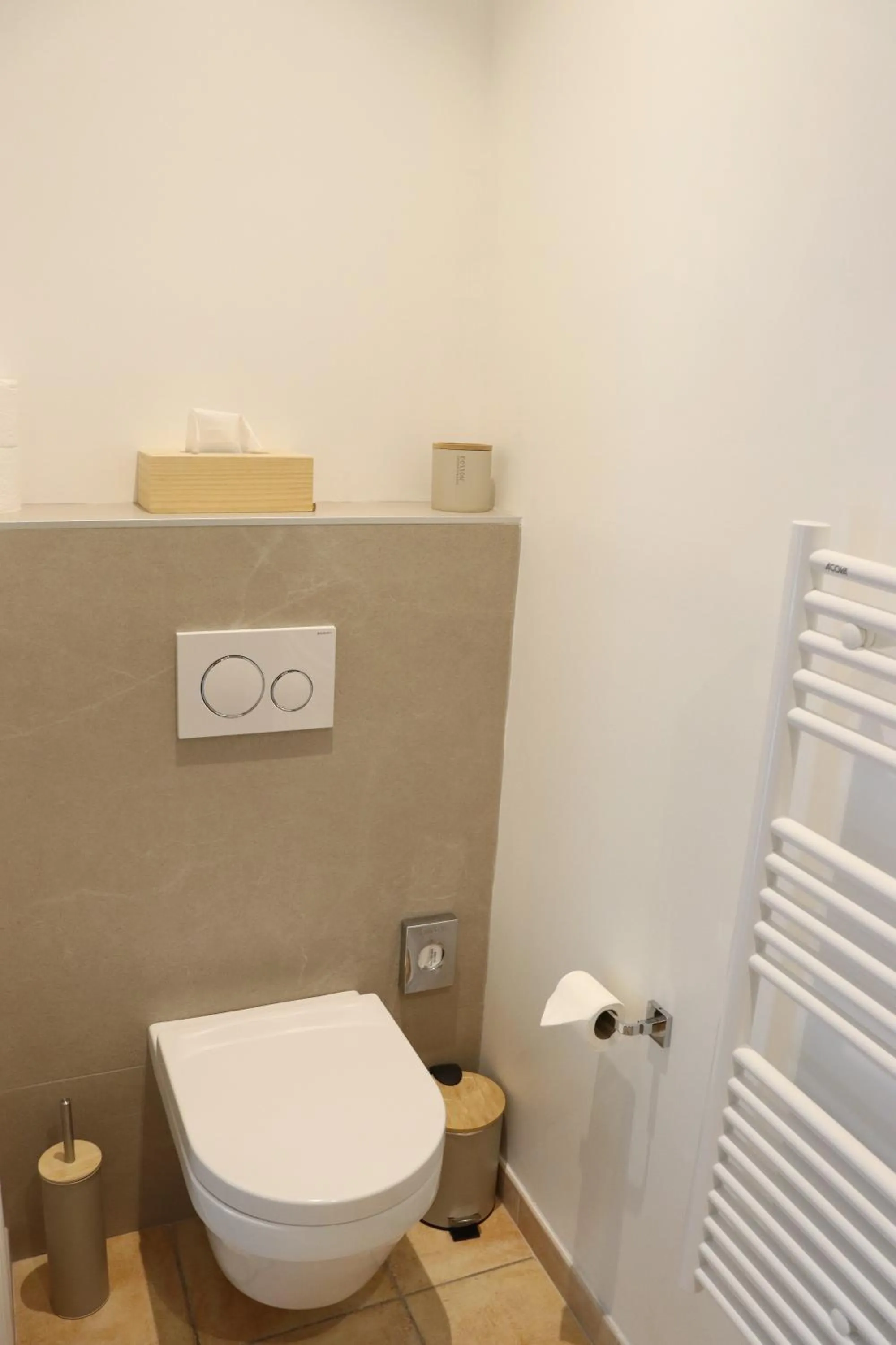 Toilet in Mas des Romarins, The Originals Relais