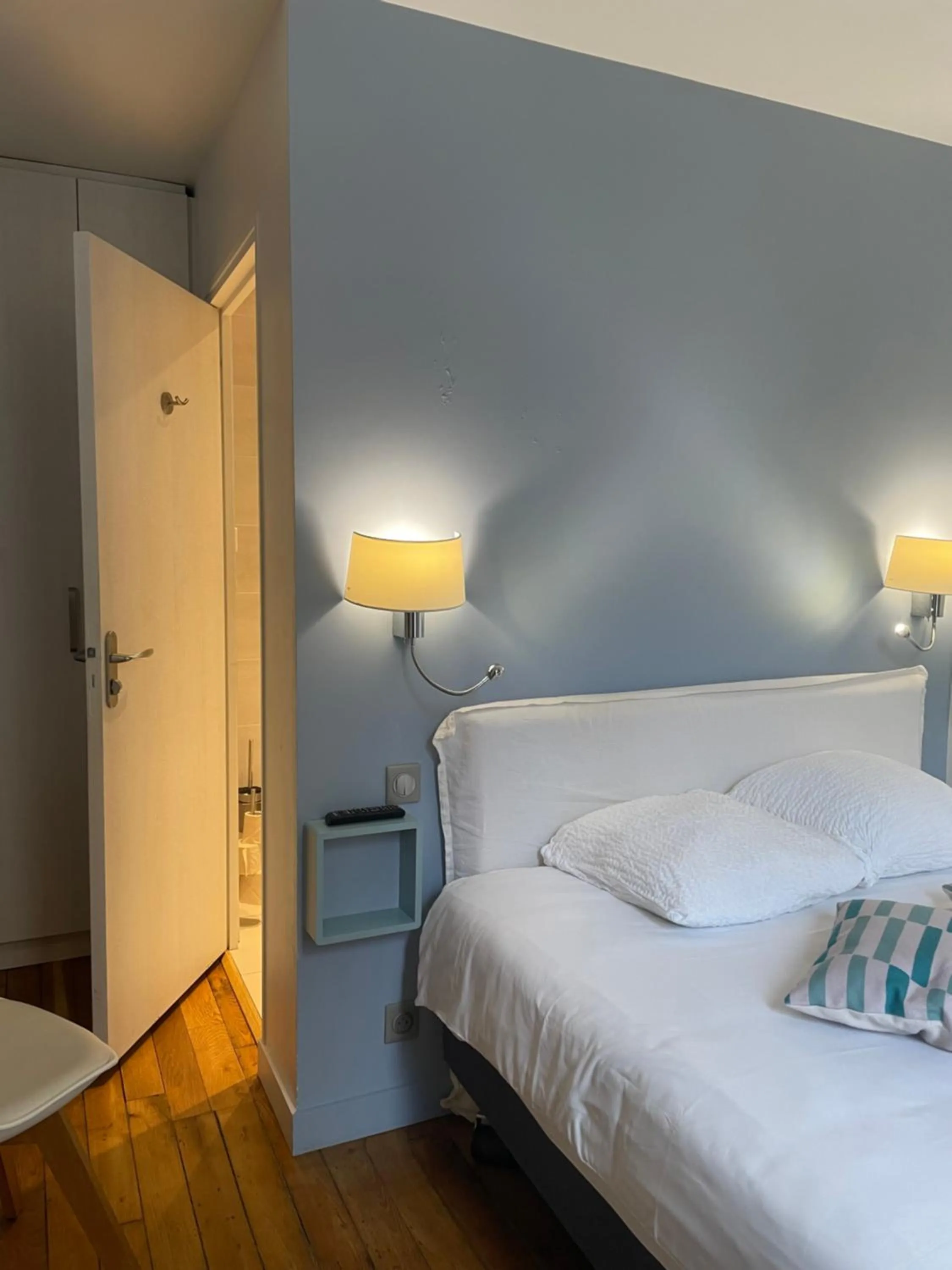 Bedroom, Bed in Garden Hotel Rennes Centre Gare