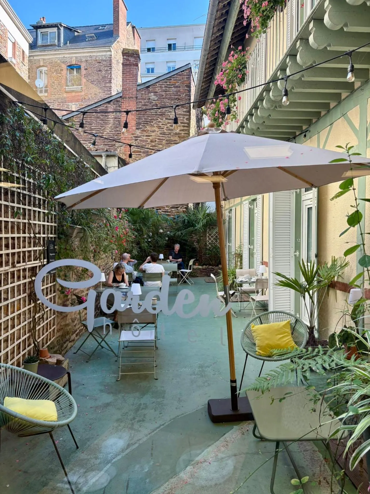 Property building in Garden Hotel Rennes Centre Gare