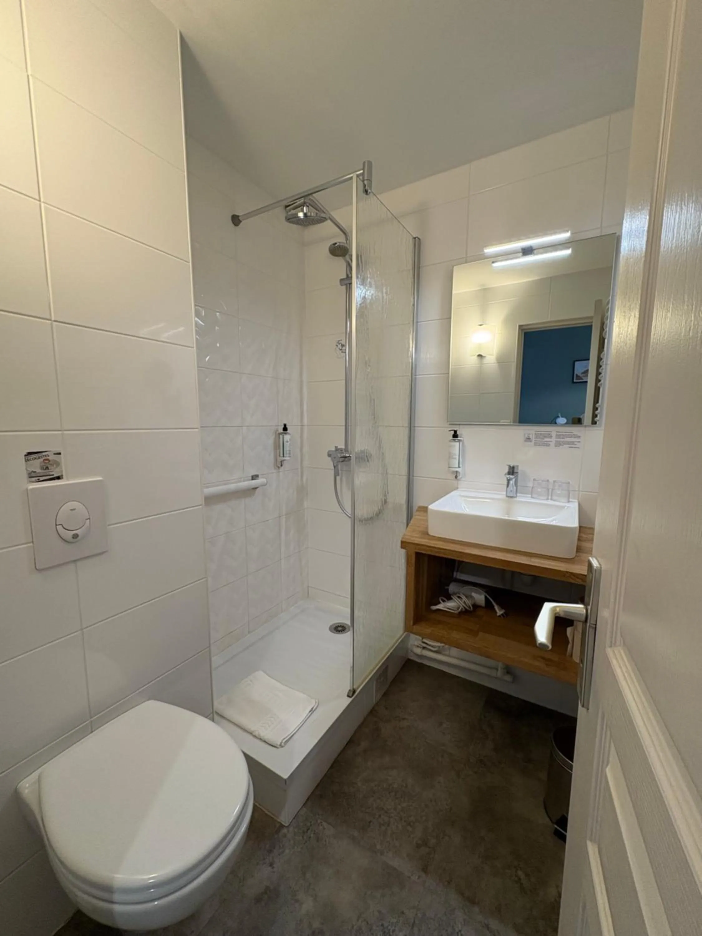 Bathroom in Garden Hotel Rennes Centre Gare