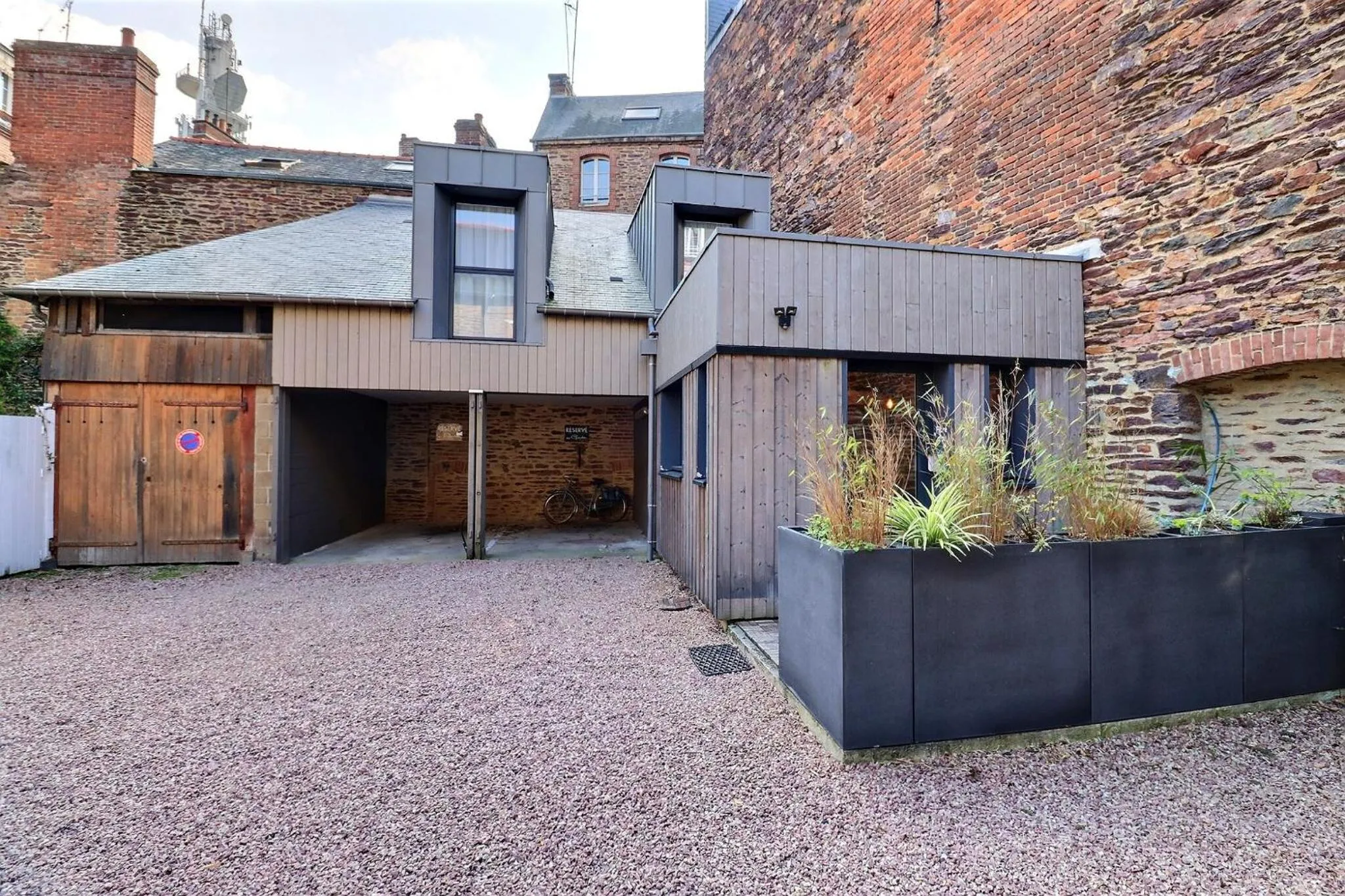 Property building in Garden Hotel Rennes Centre Gare