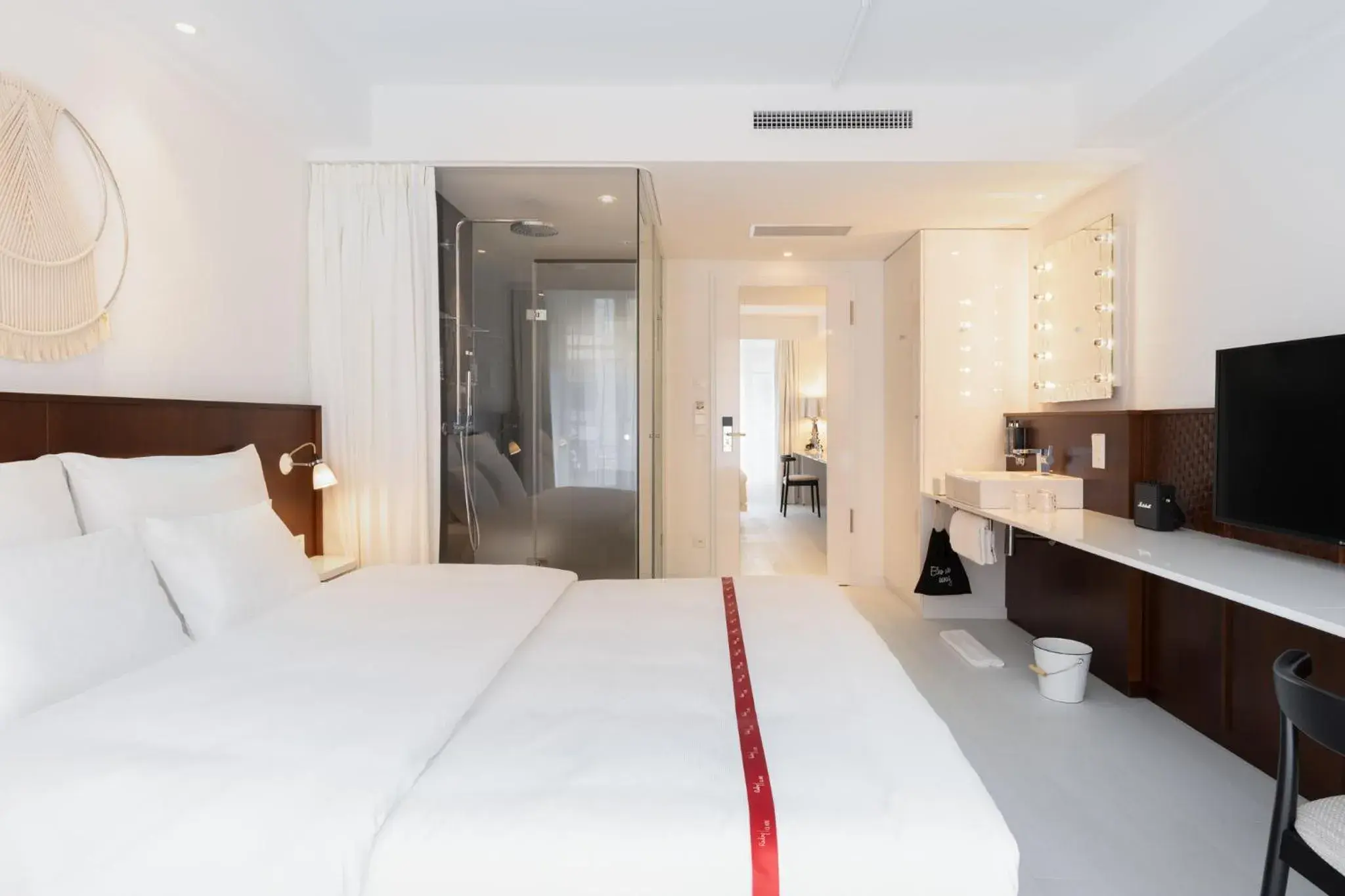 Photo of the whole room, Bed in Ruby Claire Hotel Geneva Photo of the whole room, Bed in Ruby Claire Hotel Geneva