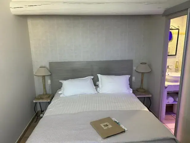 Classic Double Room - single occupancy in Mas des Carassins Classic Double Room - single occupancy in Mas des Carassins