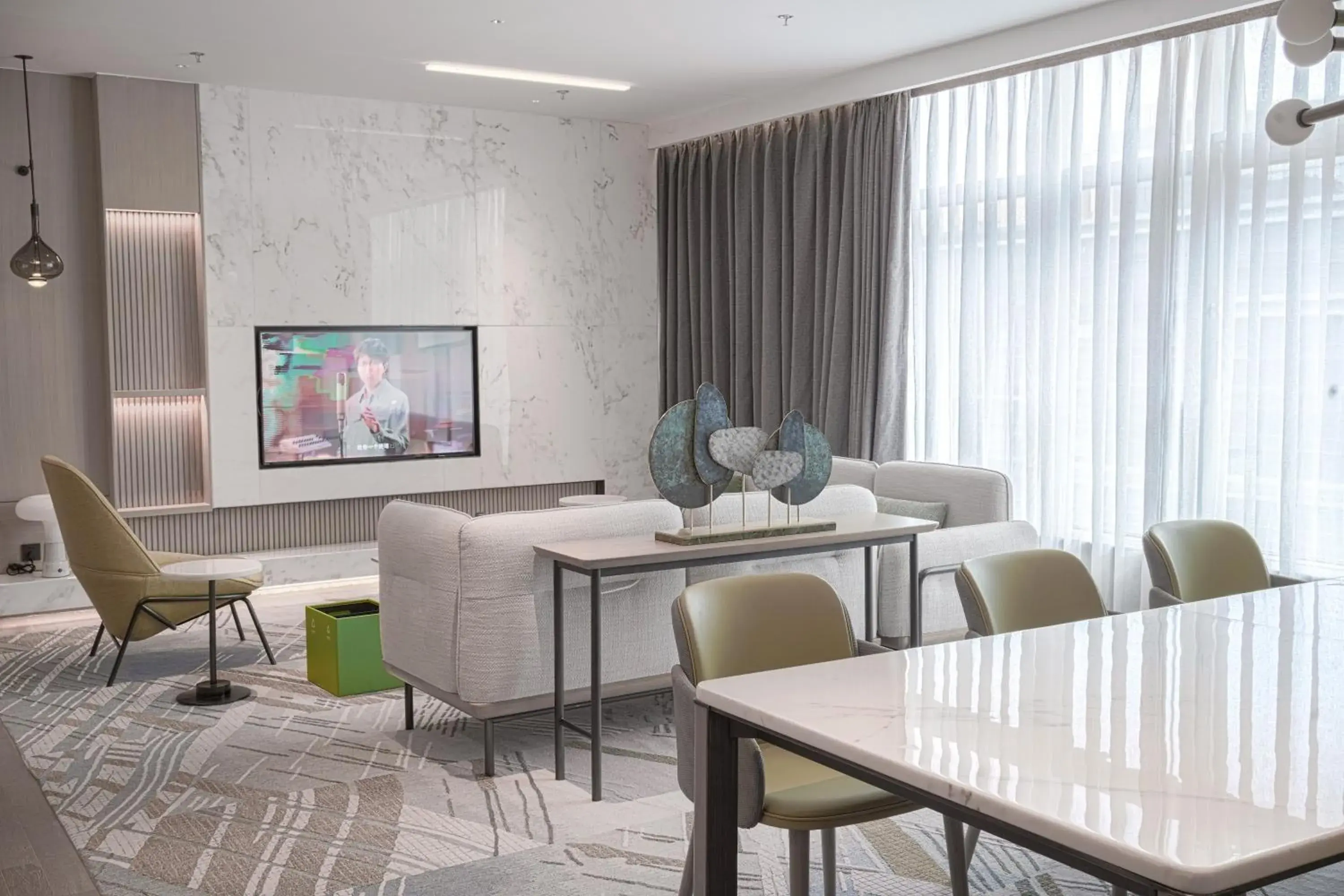 Living room in Holiday Inn & Suites Qingdao Jinshui by IHG Living room in Holiday Inn & Suites Qingdao Jinshui by IHG