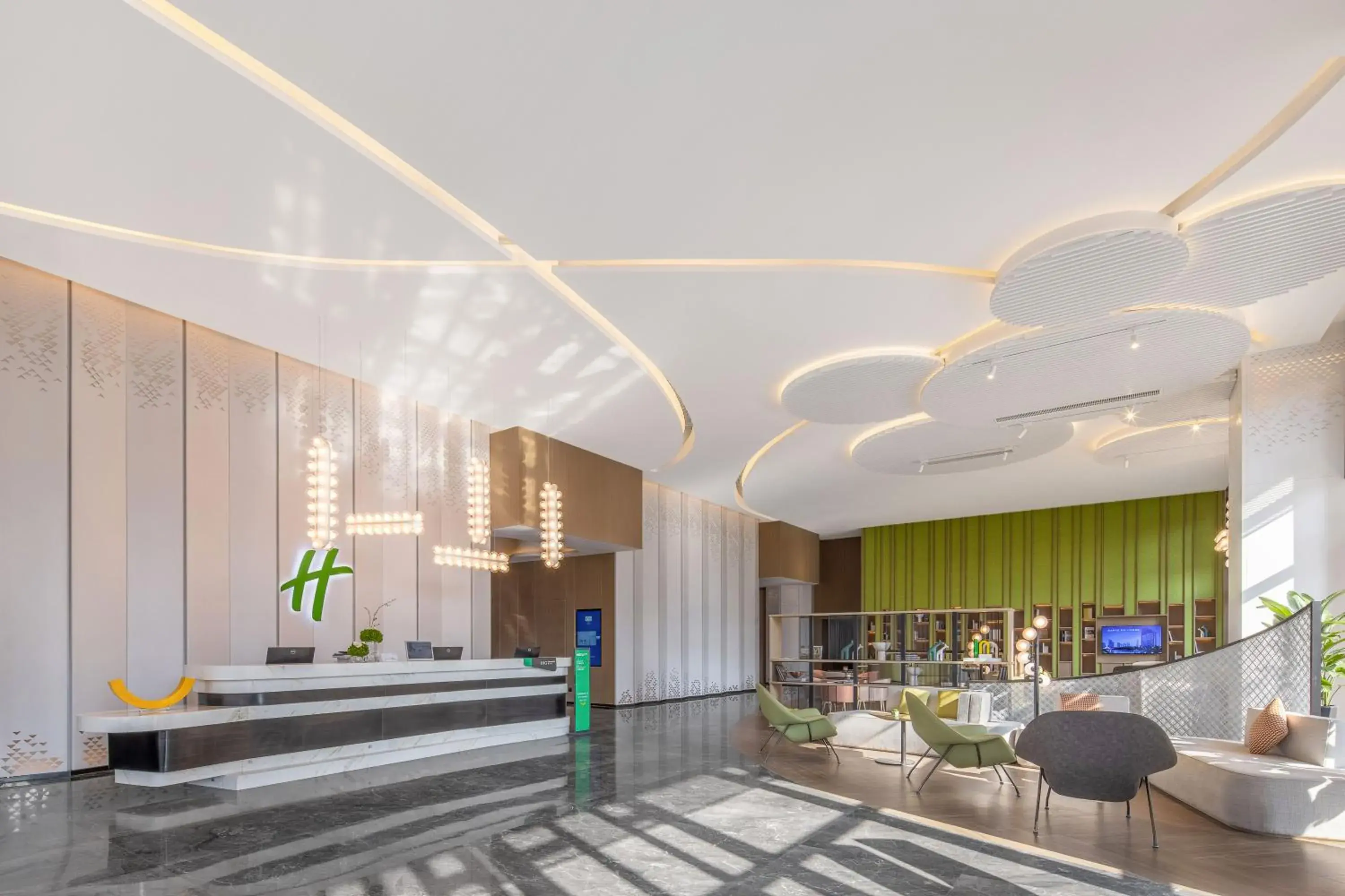 Lobby or reception in Holiday Inn & Suites Qingdao Jinshui by IHG Lobby or reception in Holiday Inn & Suites Qingdao Jinshui by IHG
