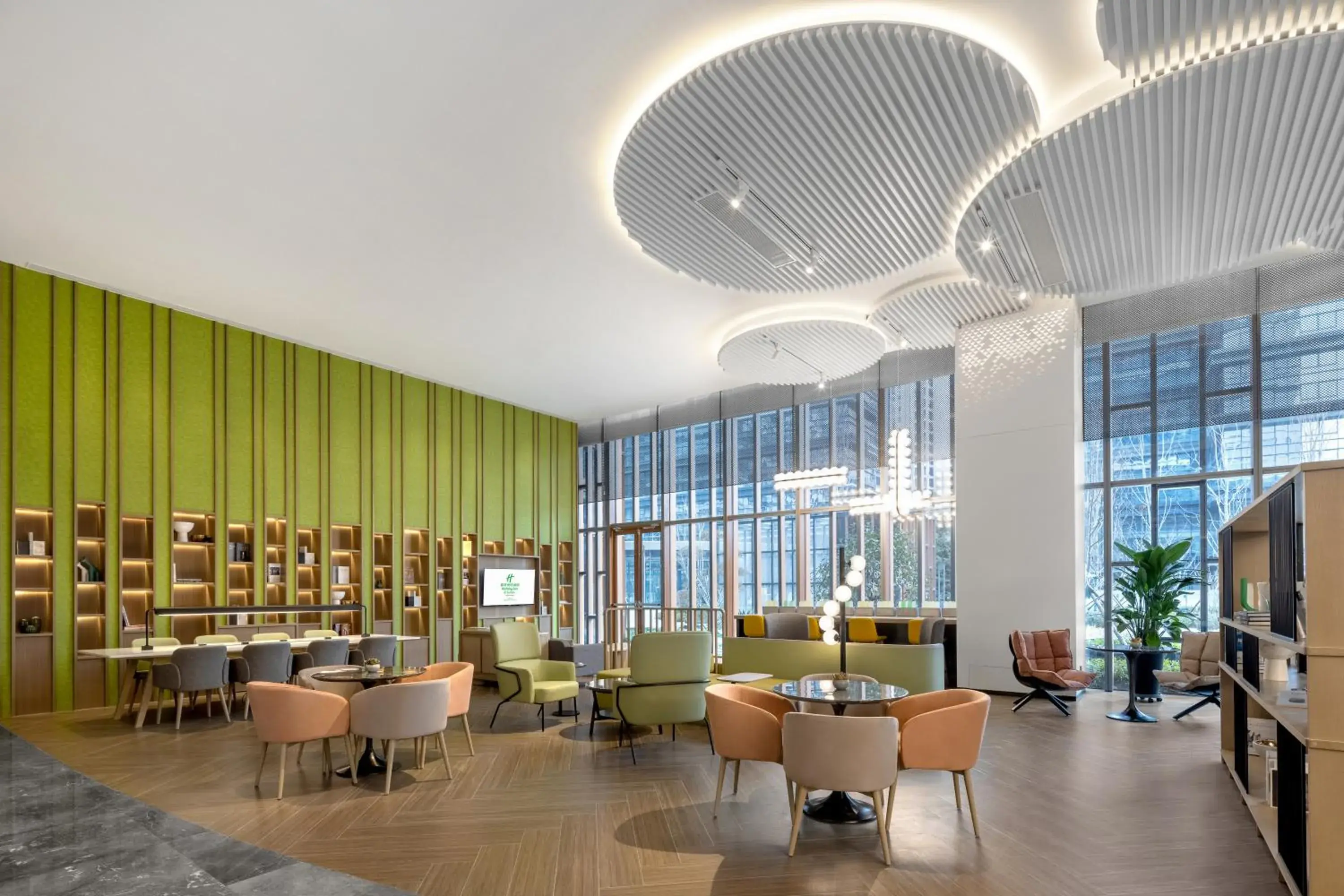 Lobby or reception in Holiday Inn & Suites Qingdao Jinshui by IHG Lobby or reception in Holiday Inn & Suites Qingdao Jinshui by IHG