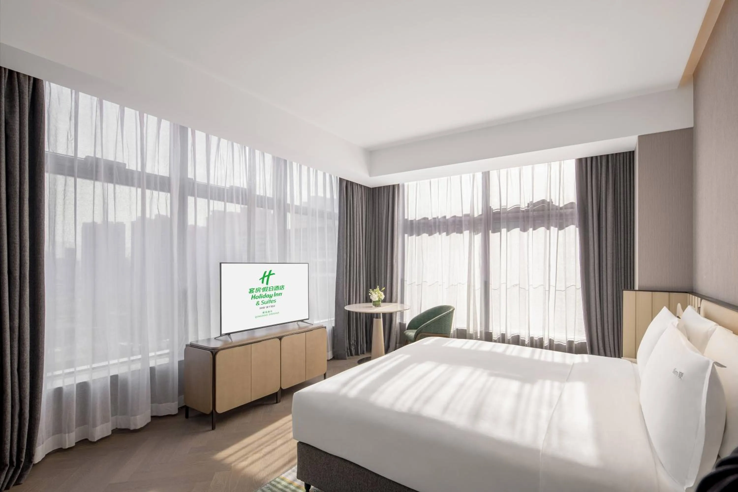 Photo of the whole room, Bed in Holiday Inn & Suites Qingdao Jinshui by IHG