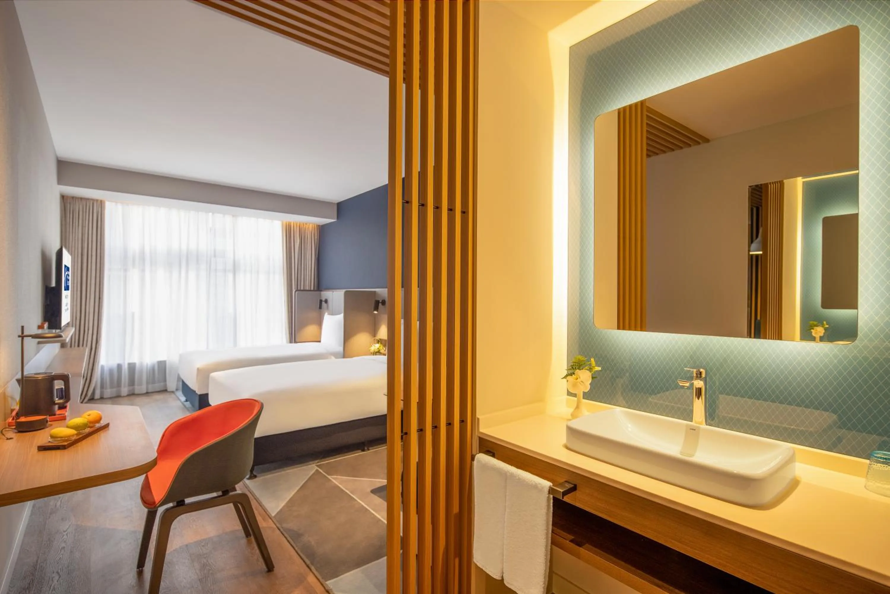 Toilet, Bed in Holiday Inn Express Qingdao Jinshui by IHG