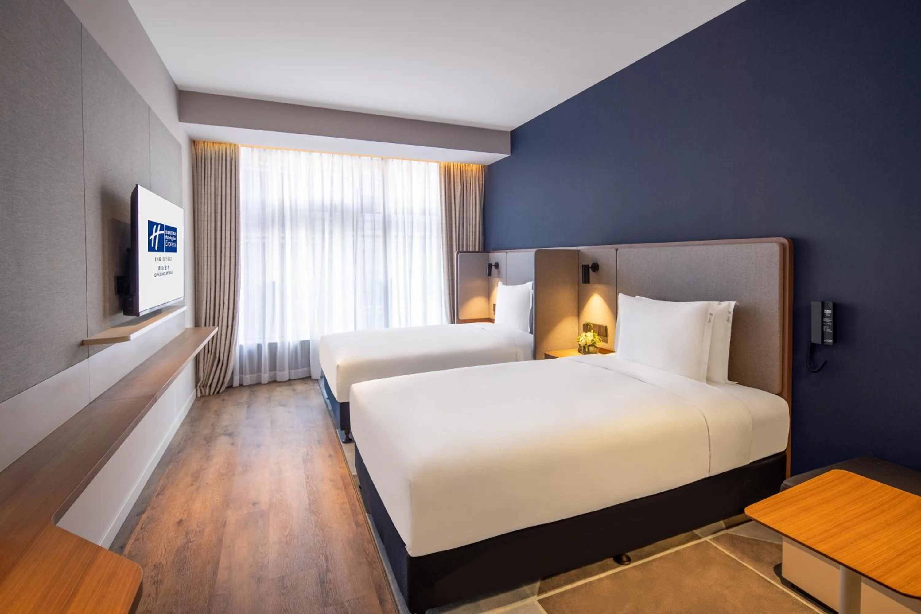 Photo of the whole room, Bed in Holiday Inn Express Qingdao Jinshui by IHG
